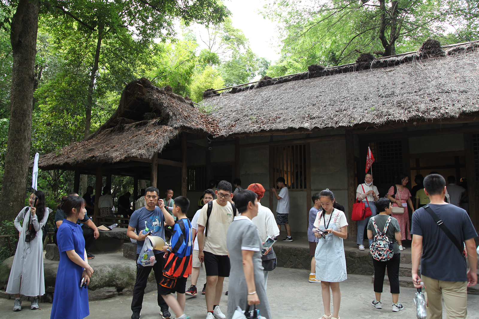 People visit the Chengdu Du Fu Thatched Cottage Museum in Sichuan Province. /CGTN