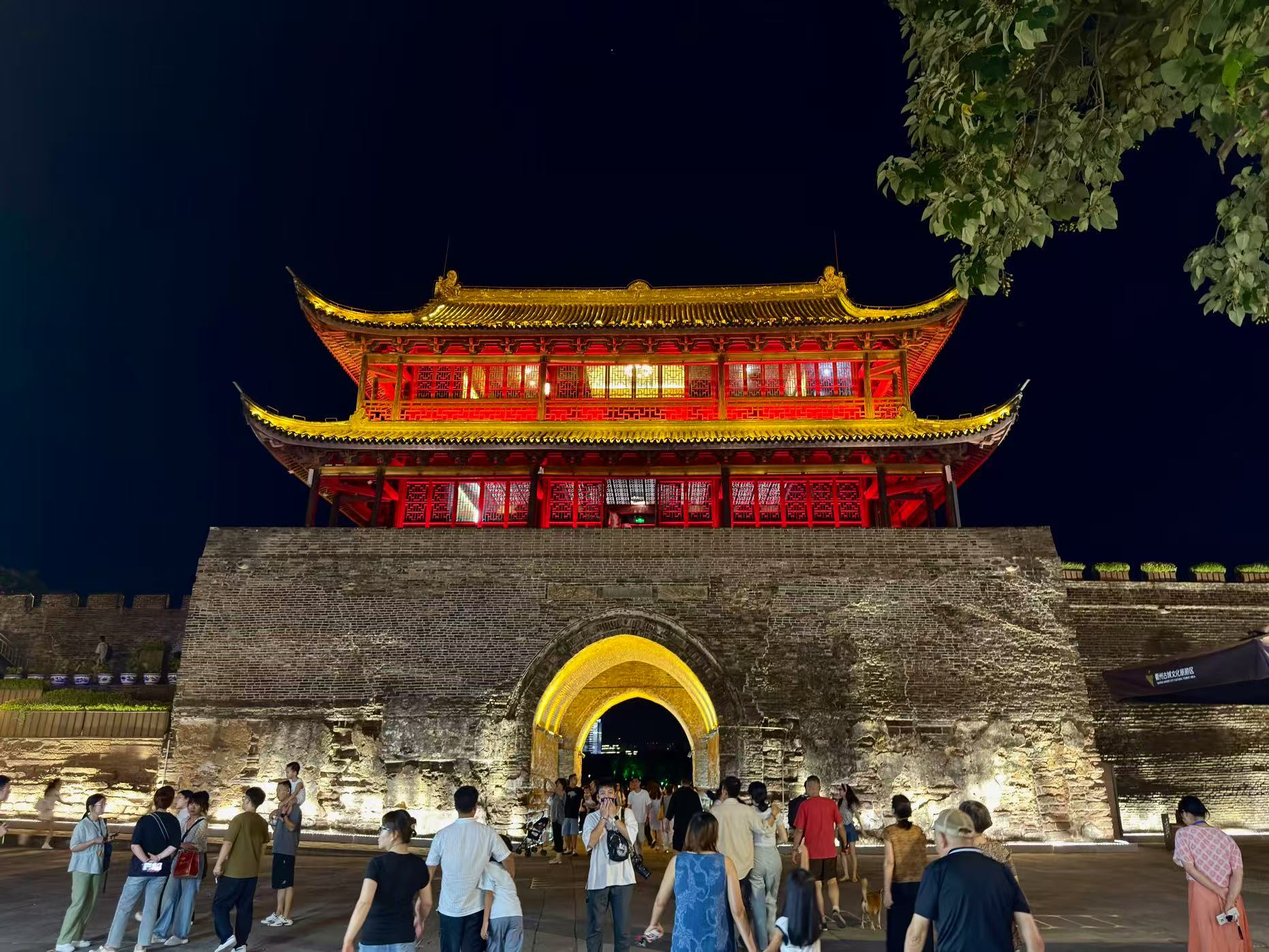 Night walks in Quzhou's Shuitingmen Historical and Cultural Block