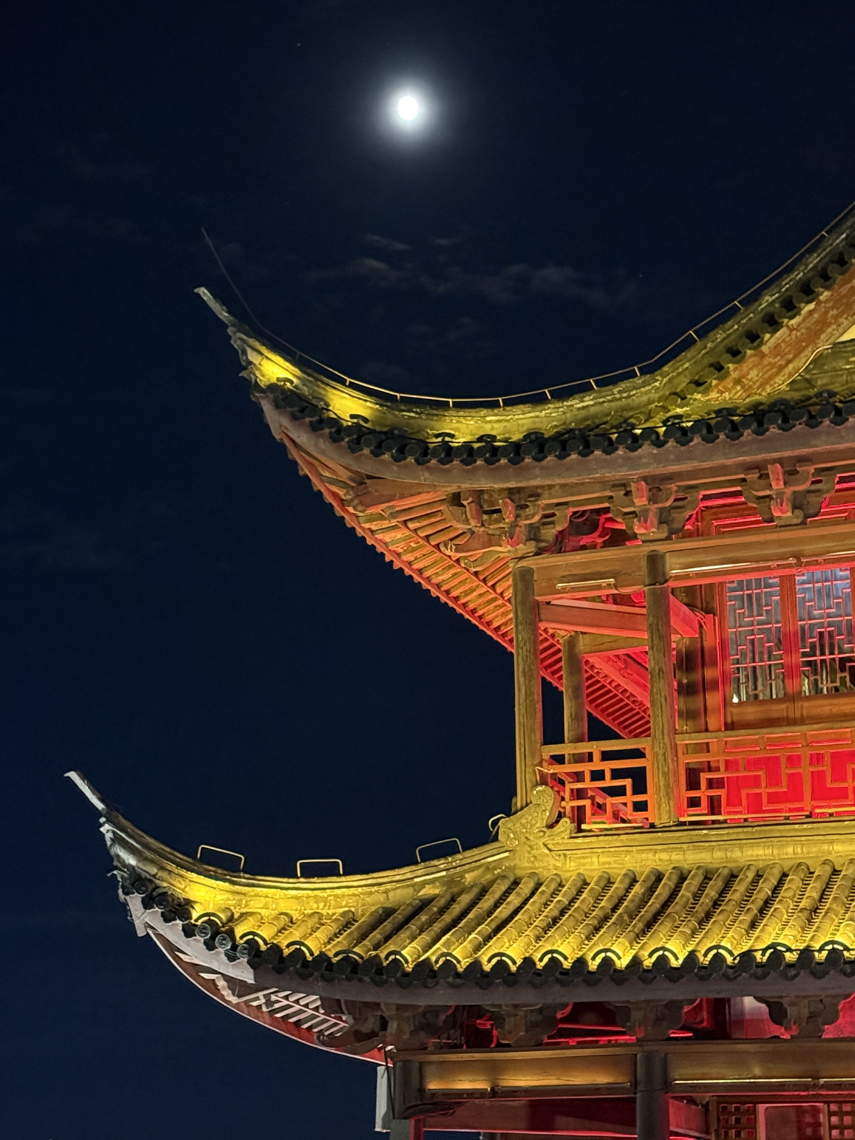 Night walks in Quzhou's Shuitingmen Historical and Cultural Block