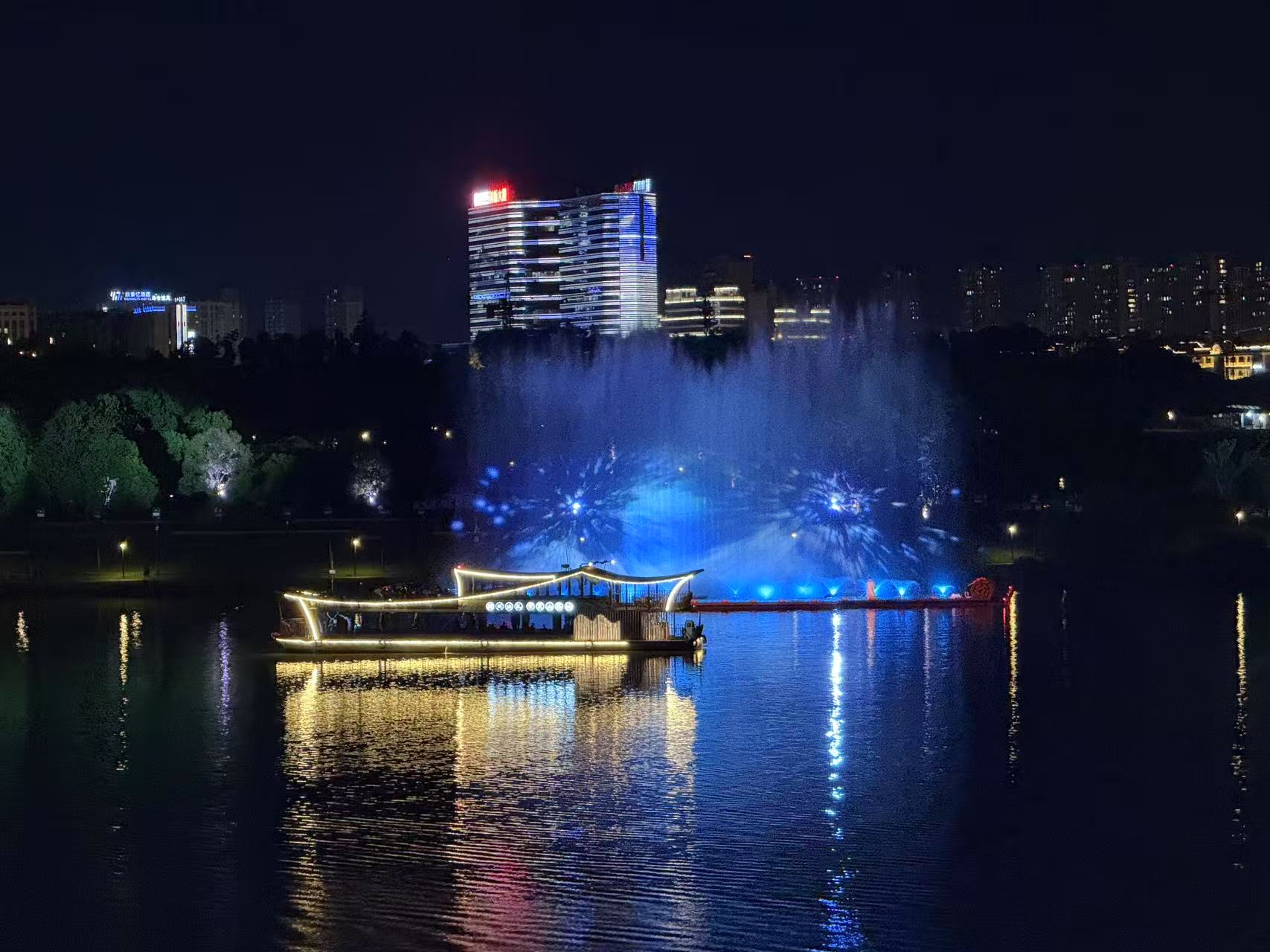 Night walks in Quzhou's Shuitingmen Historical and Cultural Block