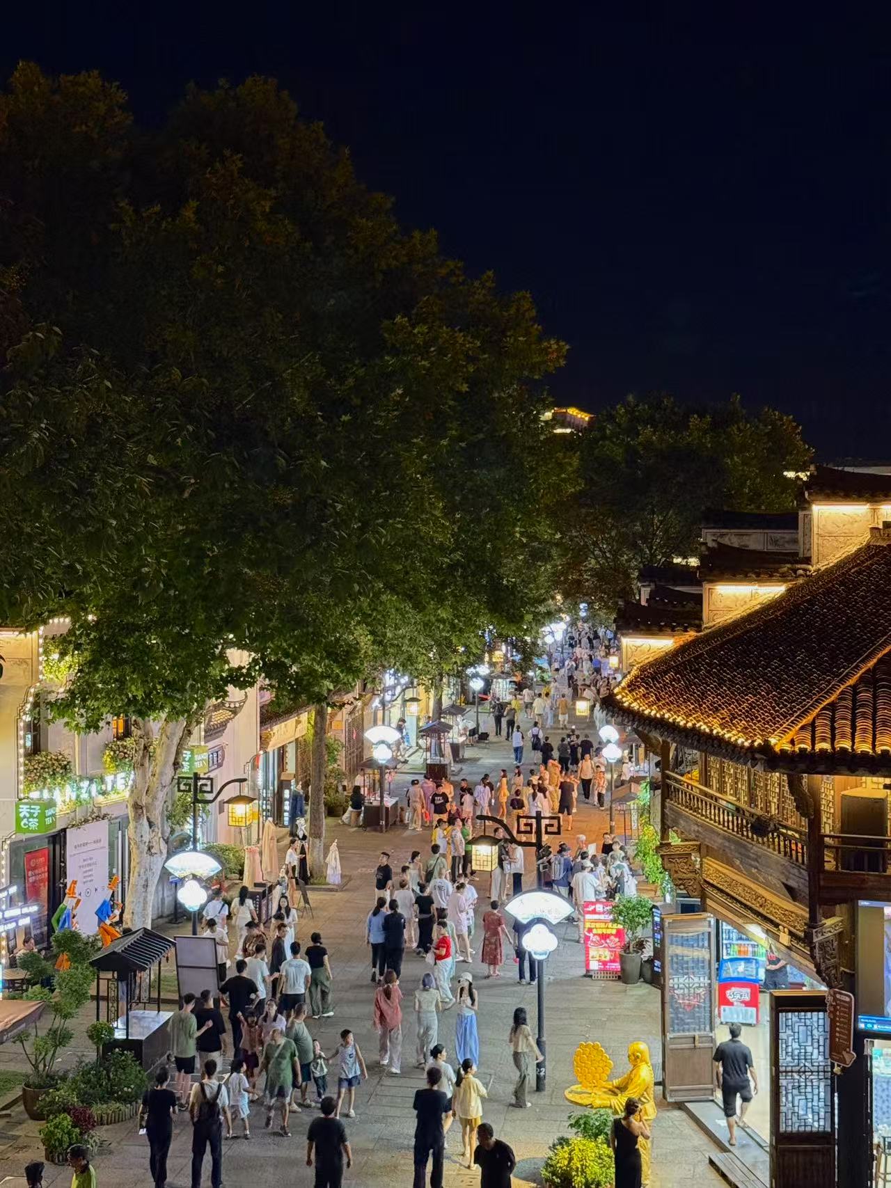 Night walks in Quzhou's Shuitingmen Historical and Cultural Block