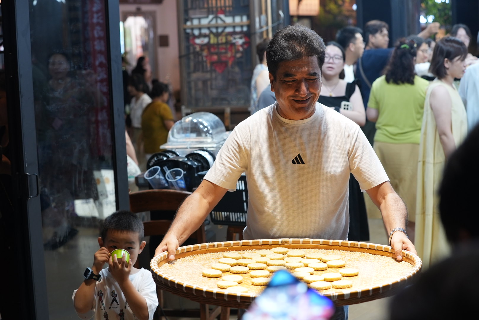 Night walks in Quzhou's Shuitingmen Historical and Cultural Block