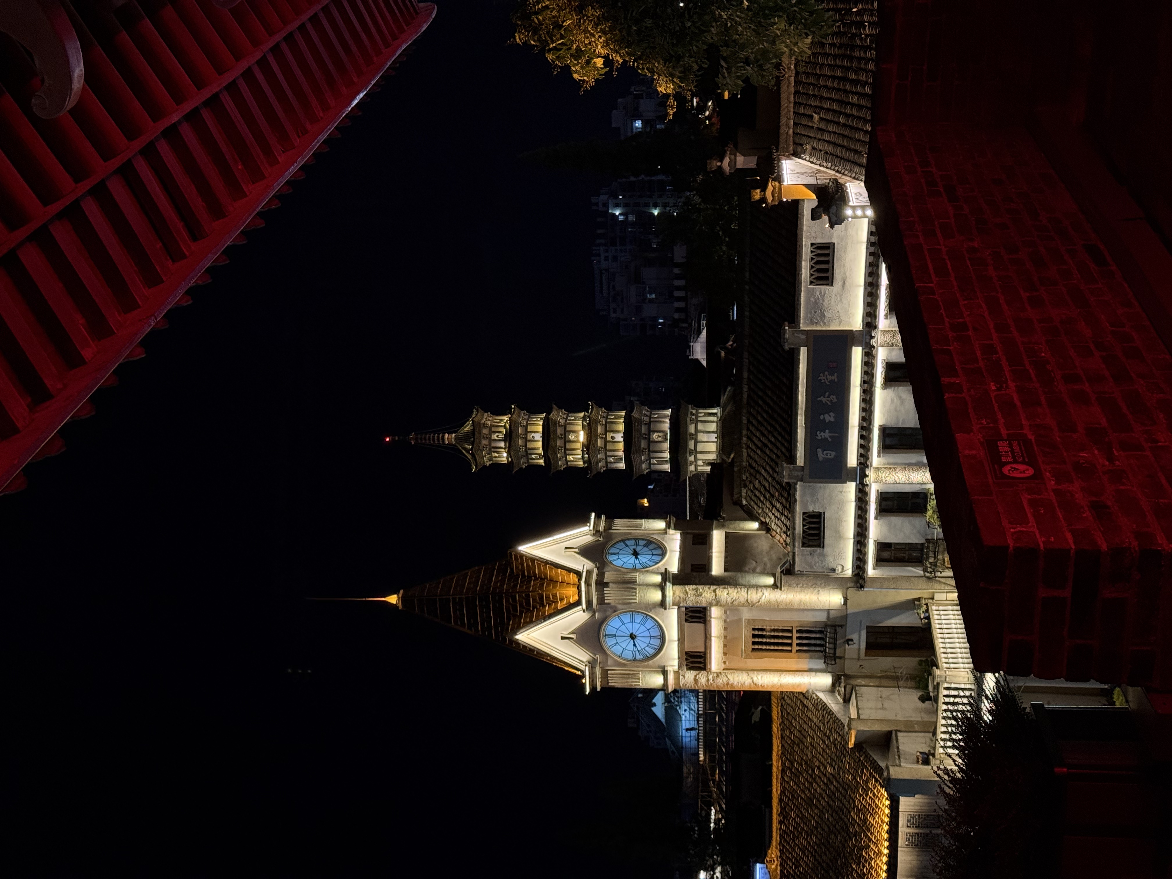 Night walks in Quzhou's Shuitingmen Historical and Cultural Block