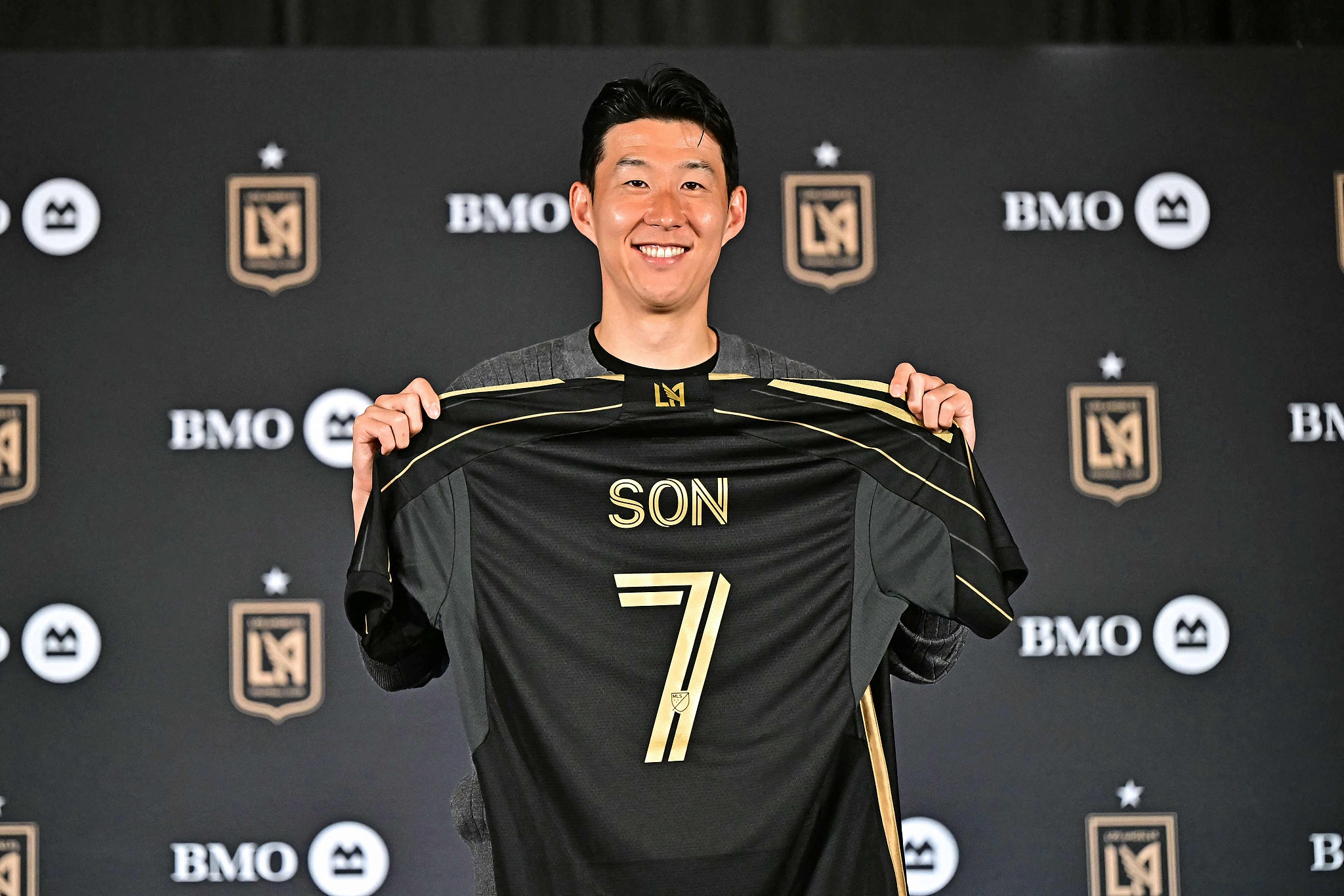 Son Heung-min of LAFC (Los Angeles Football Club) displays his No. 7 jersey at a press conference at BMO Stadium in Los Angeles, California, August 6, 2025. /VCG