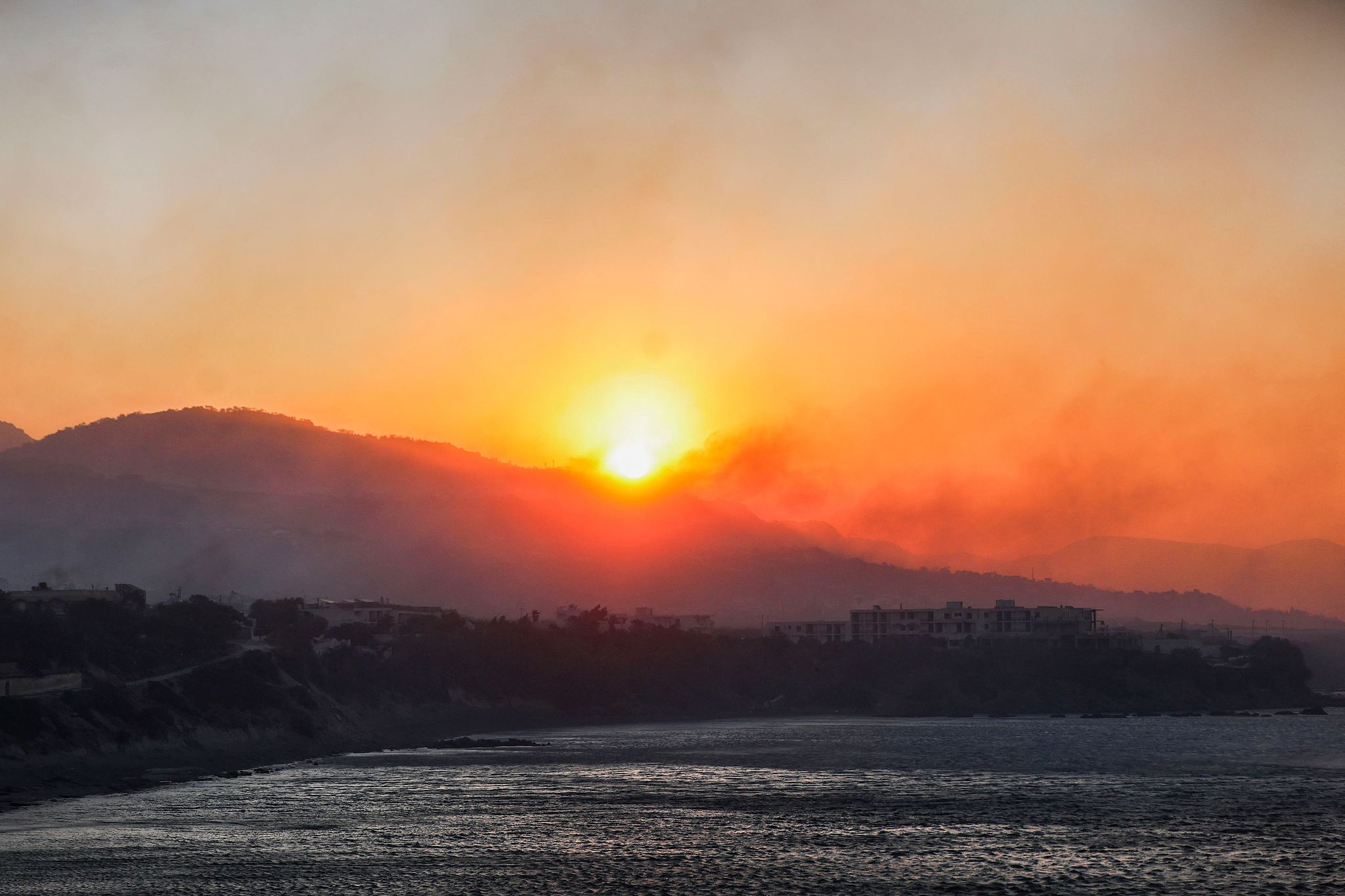 The sun rises behind smoke from a wildfire that broke out in Ierapetra at the southern Greek island of Crete, July 3, 2025. /VCG