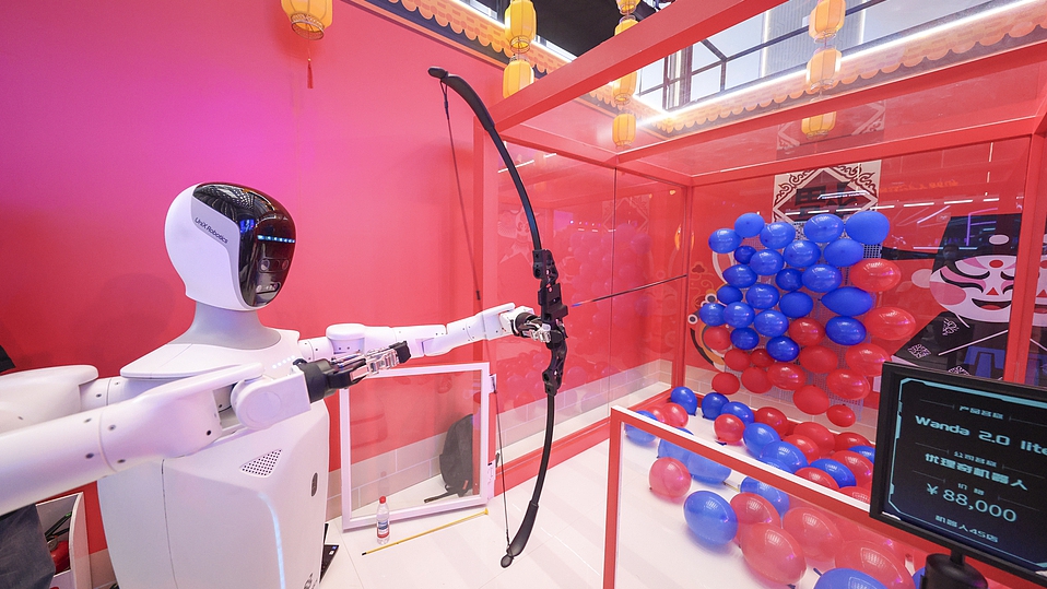 A humanoid robot shoots arrows at the World Robot Conference, Beijing, China, August 8, 2025. /VCG