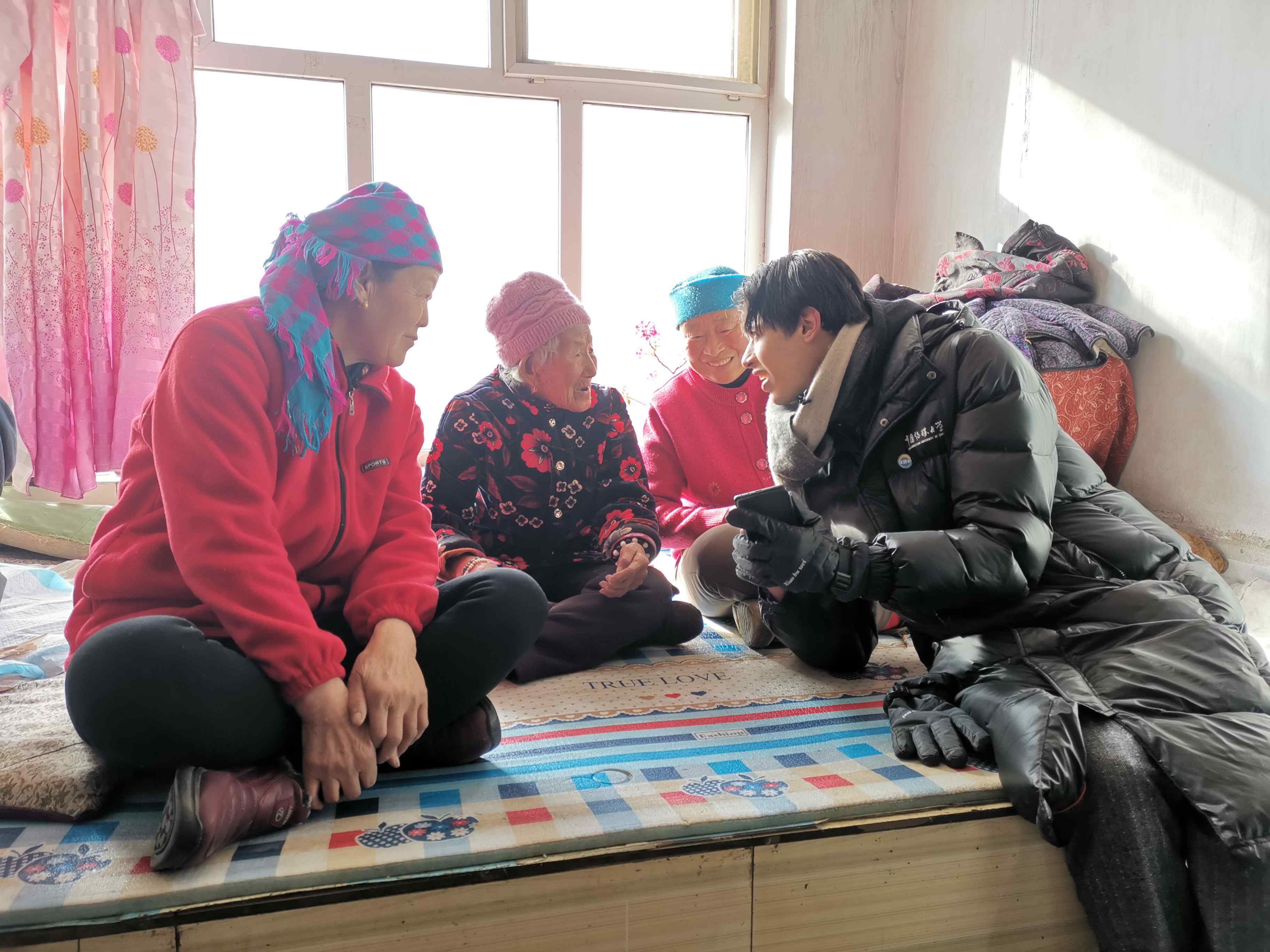 Mohamed Jihad talking to the elderly in the Yugouliang village, Zhangbei County, Hebei Province /CGTN