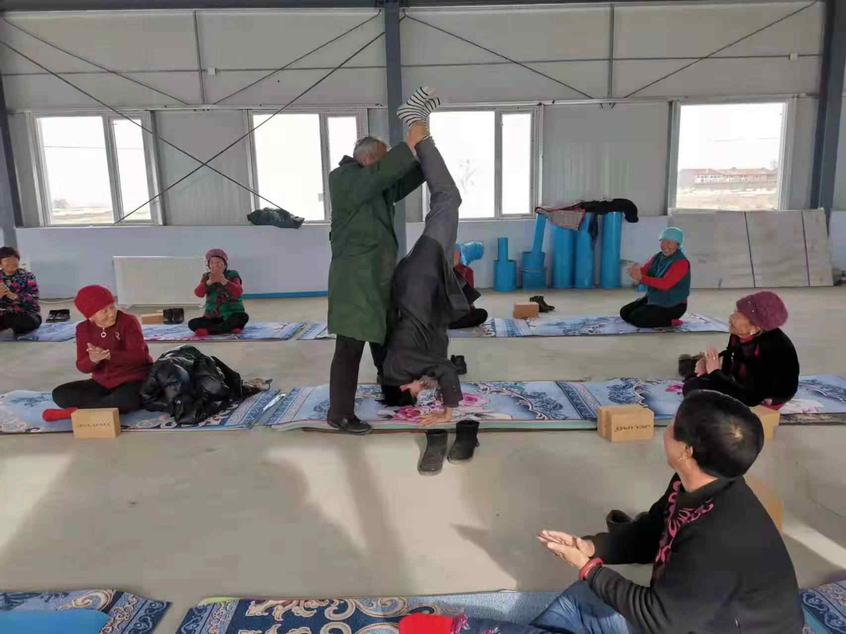 Mohamed Jihad exercising with the elderly in the Yugouliang village, Zhangbei County, Hebei Province /CGTN
