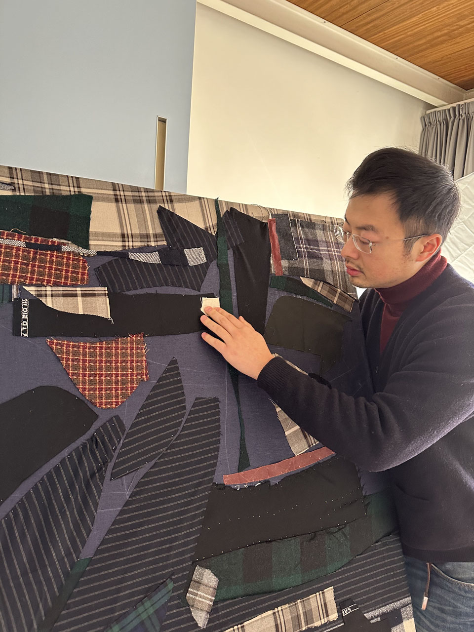 Zhang Yuan shows off his artwork. /CGTN