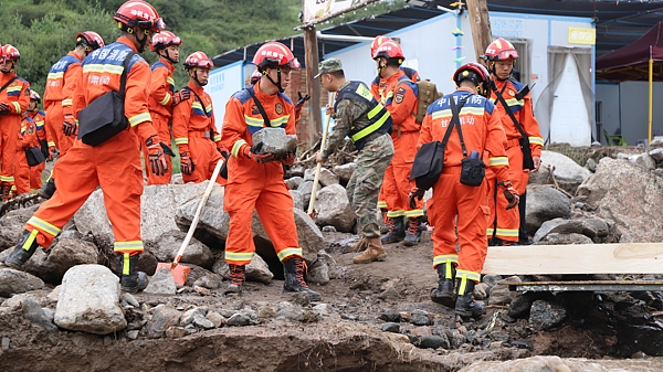 Rescuers continue to search for trapped people in Jiuzhuanggou Village of Mapo Town, Yuzhong County of northwest China's Gansu Province, August 9, 2025. /VCG