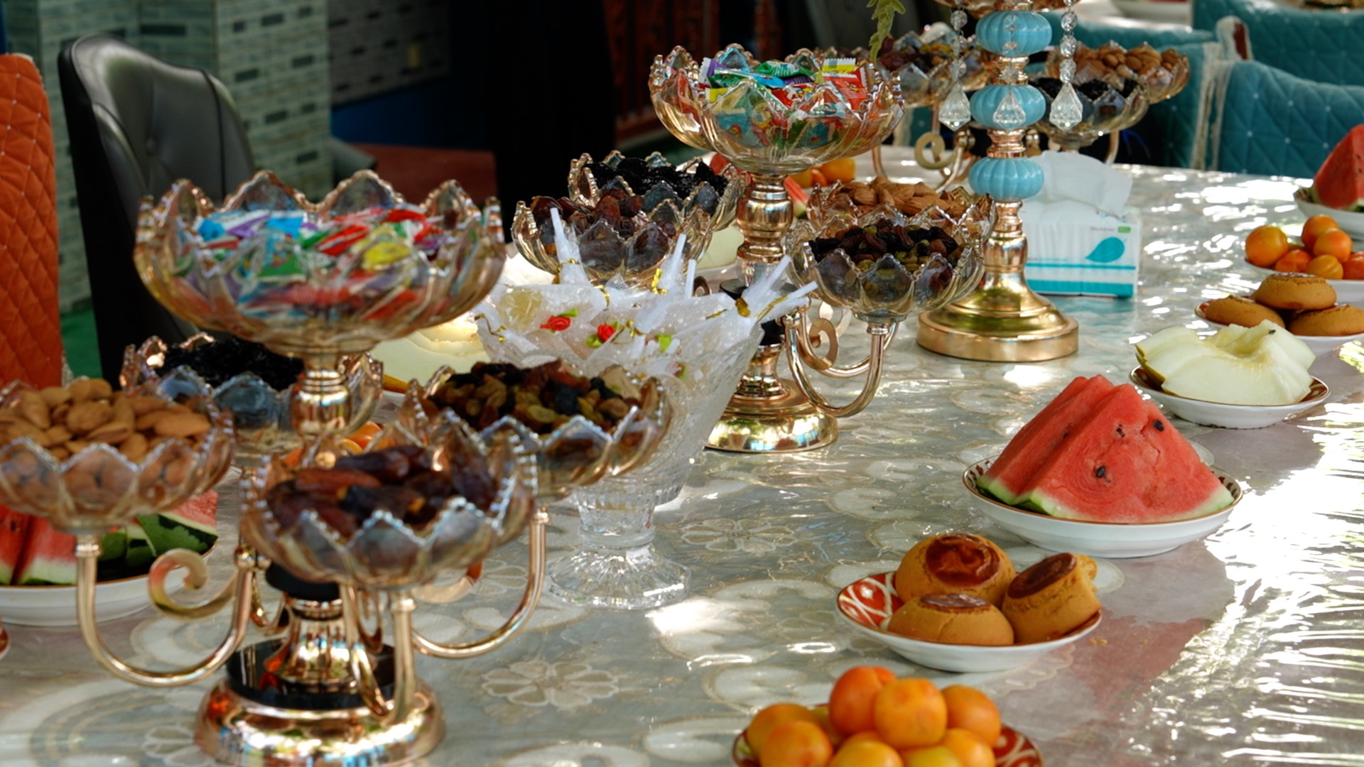Xinjiang local snacks and desserts are served to guests. 