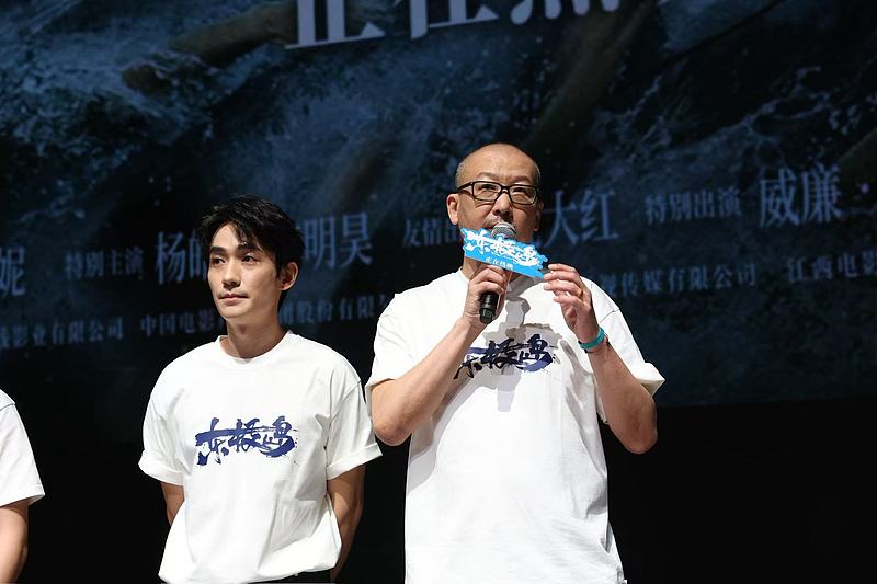 Co-director Guan Hu (right) and Zhu Yilong, one of the protagonists, take part in a roadshow for the film 
