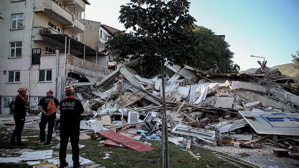 Search and rescue efforts continue at a collapsed three-story building after the magnitude-6.1 earthquake in the Sindirgi district of Balikesir, Türkiye, August 11, 2025. /VCG