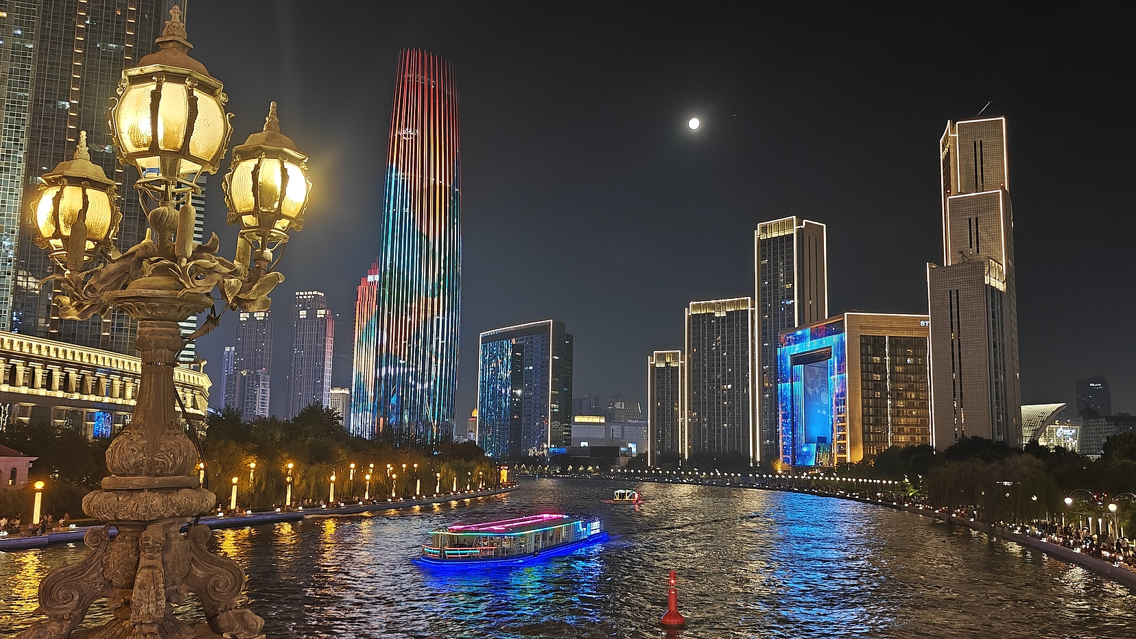 The night lighting of the Haihe River in Tianjin has been upgraded, offering locals and tourists a vibrant riverside leisure experience, August 9, 2025. / VCG