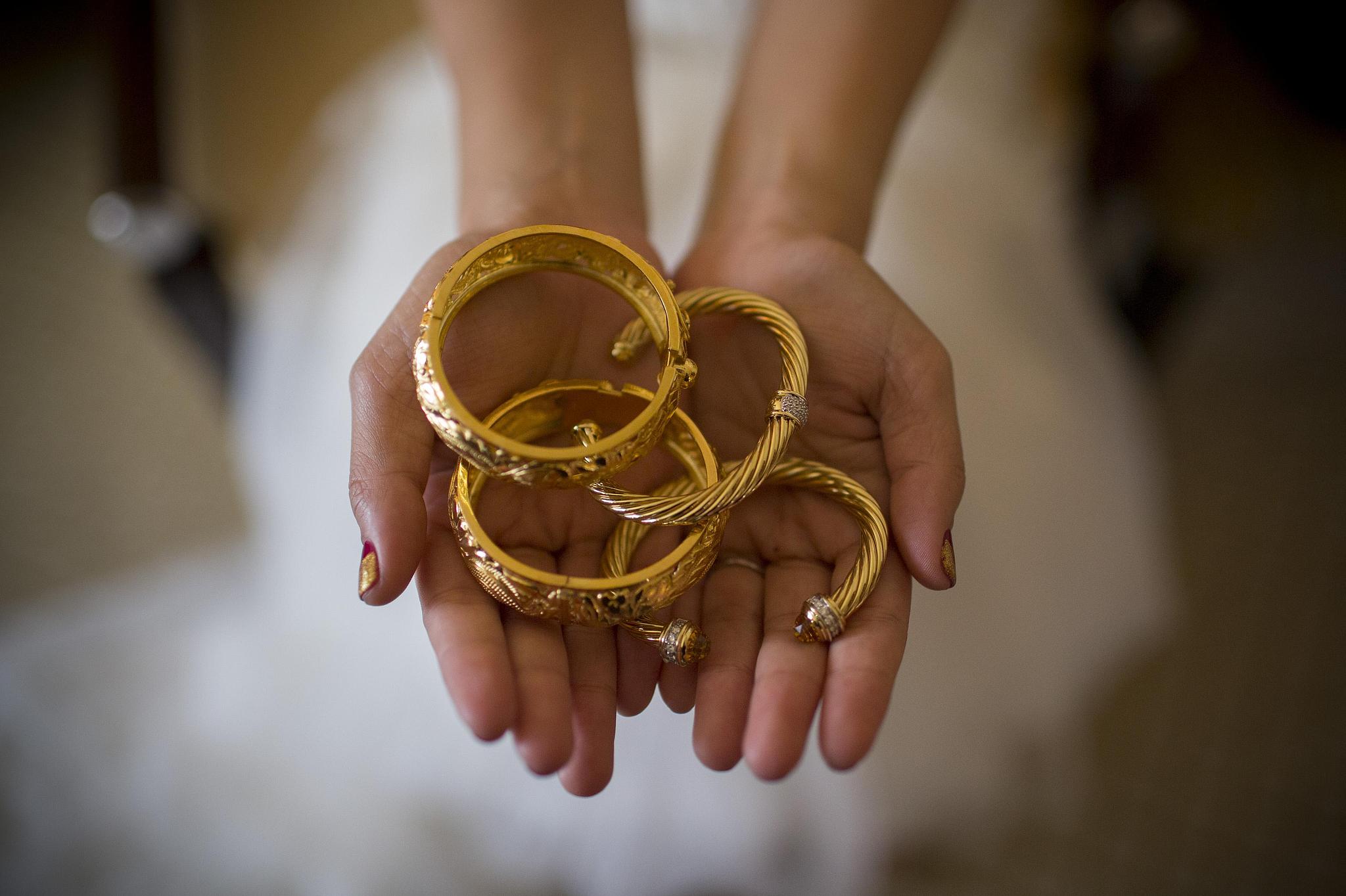 Gifting the bride with pricey gold jewelry for her wedding is common practice for many Chinese families. /CFP