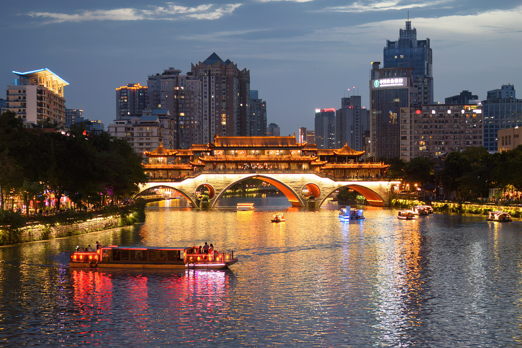 A file photo shows the Anshun Covered Bridge over the Jinjiang River in Chengdu, Sichuan Province. /VCG