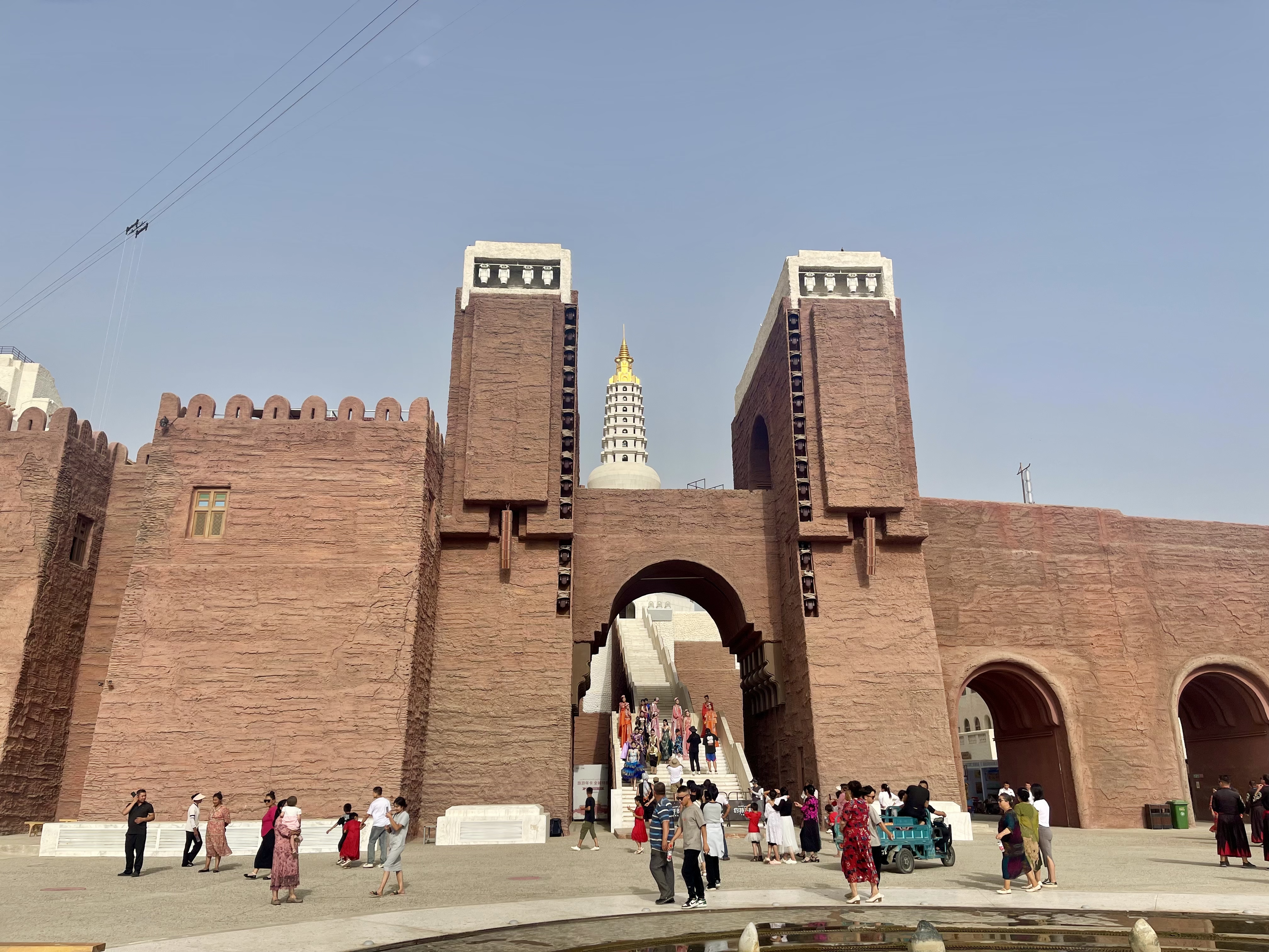 With its red walls and arched gates, Yotkan Ancient City holds the memories of the Silk Road, brimming with human vitality. 