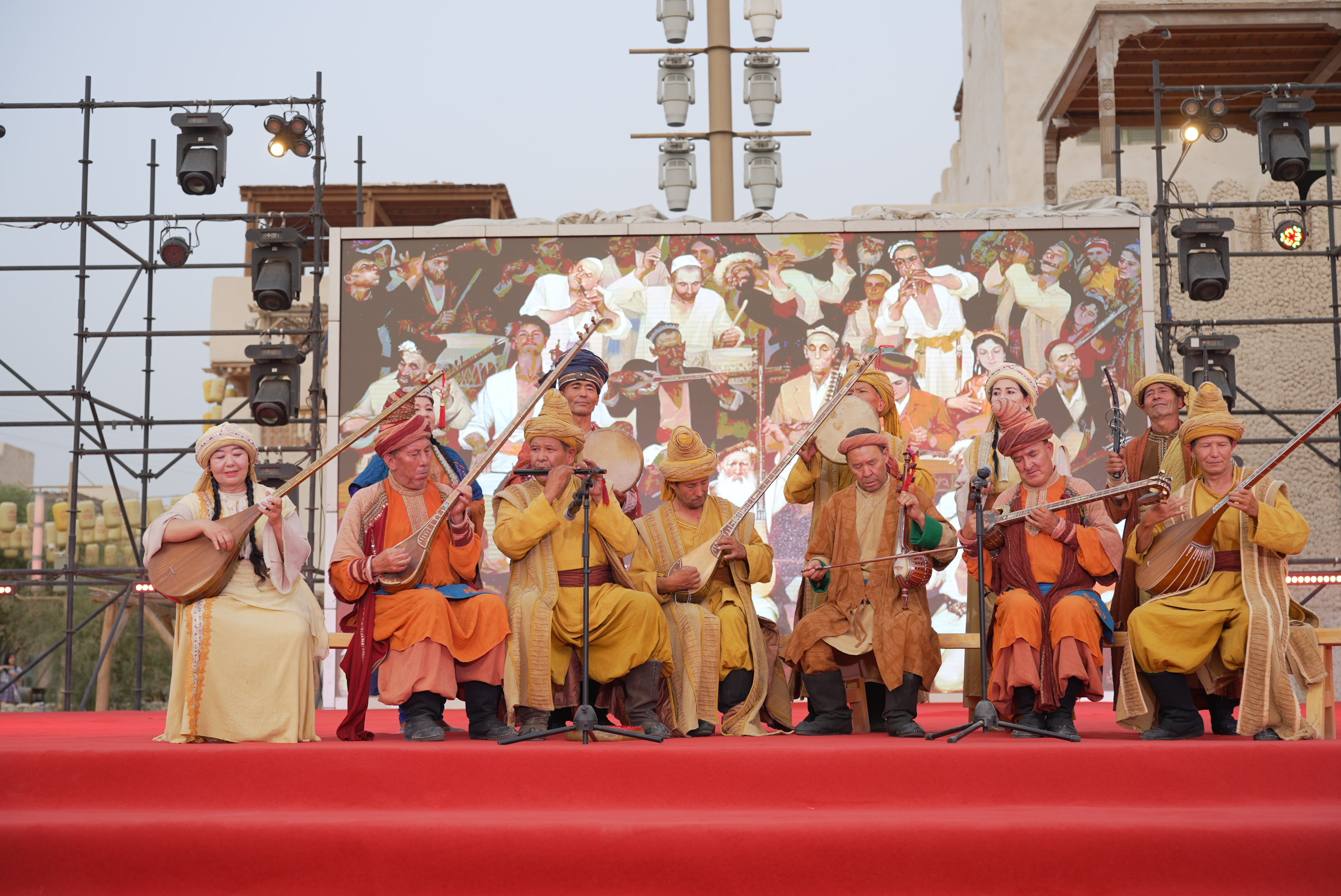 On the stage of Yotkan Ancient City, ethnic artists perform traditional music, radiating cultural charm. 