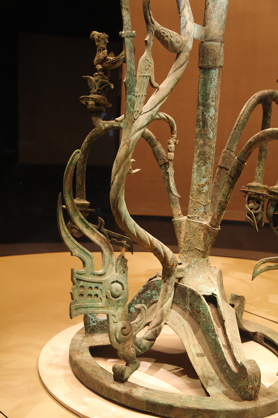 This photo shows a dragon stretching down one side of the trunk of the No. 1 Sacred Tree at the Sanxingdui Museum in Sichuan Province. /CGTN