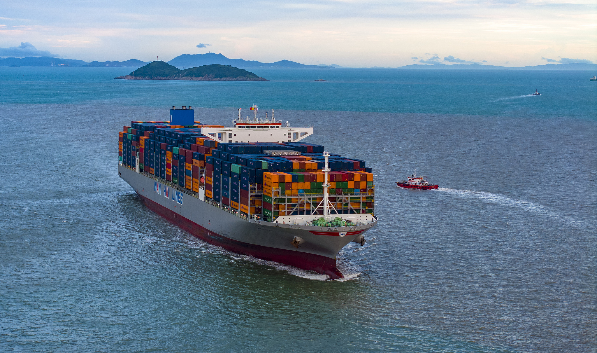 A super-large container ship heads for Shanghai's Yangshan Deepwater Port, July 6, 2025. /VCG