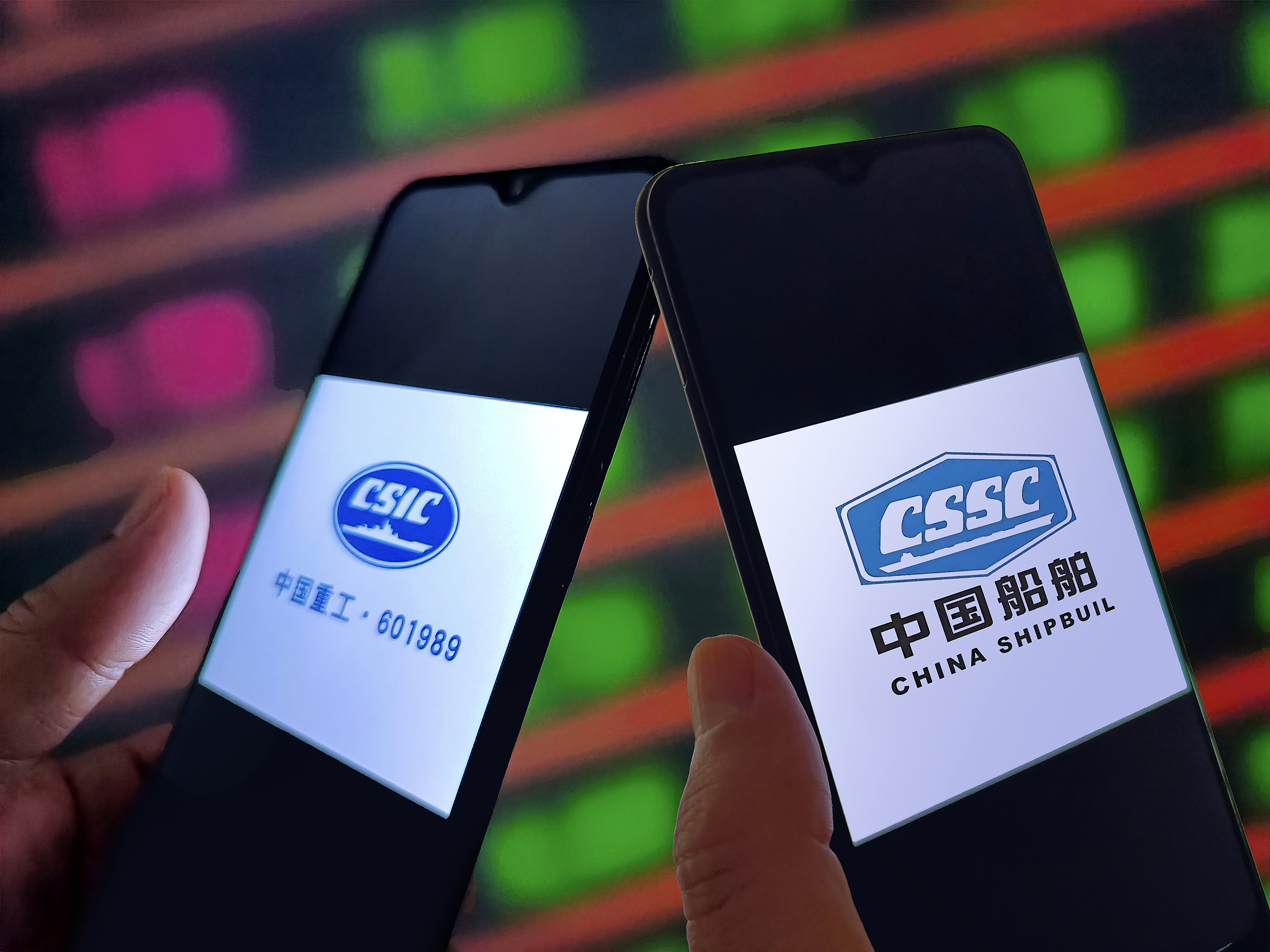 Two phones displaying the logos of China State Shipbuilding Corporation and China Shipbuilding Industry Corporation, August 13, 2025. /VCG