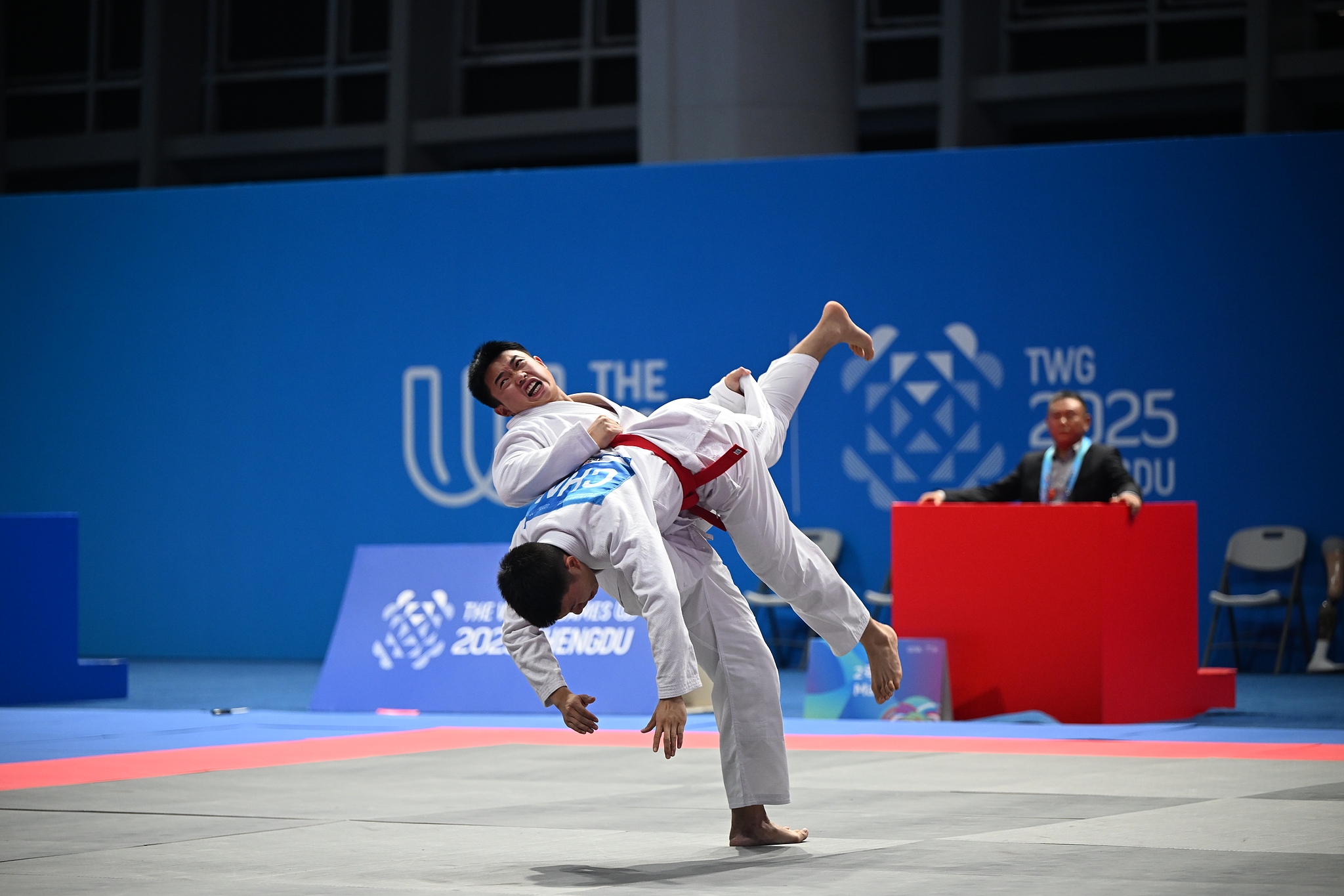 Li Yucai (Top) y Guo Ao de China compiten en el dúo mixto para la final de Ju-Jitsu en los Juegos Mundiales de Chengdu 2025 en Chengdu, suroeste de China