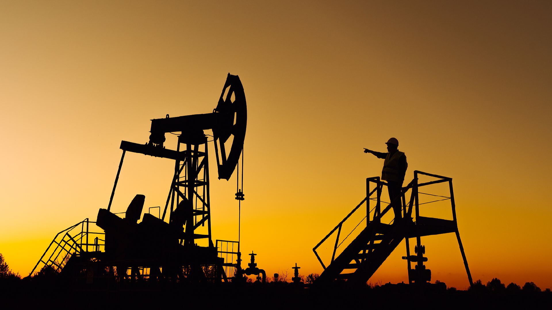 Oil falls as IEA raises supply forecast ahead of US-Russia meeting