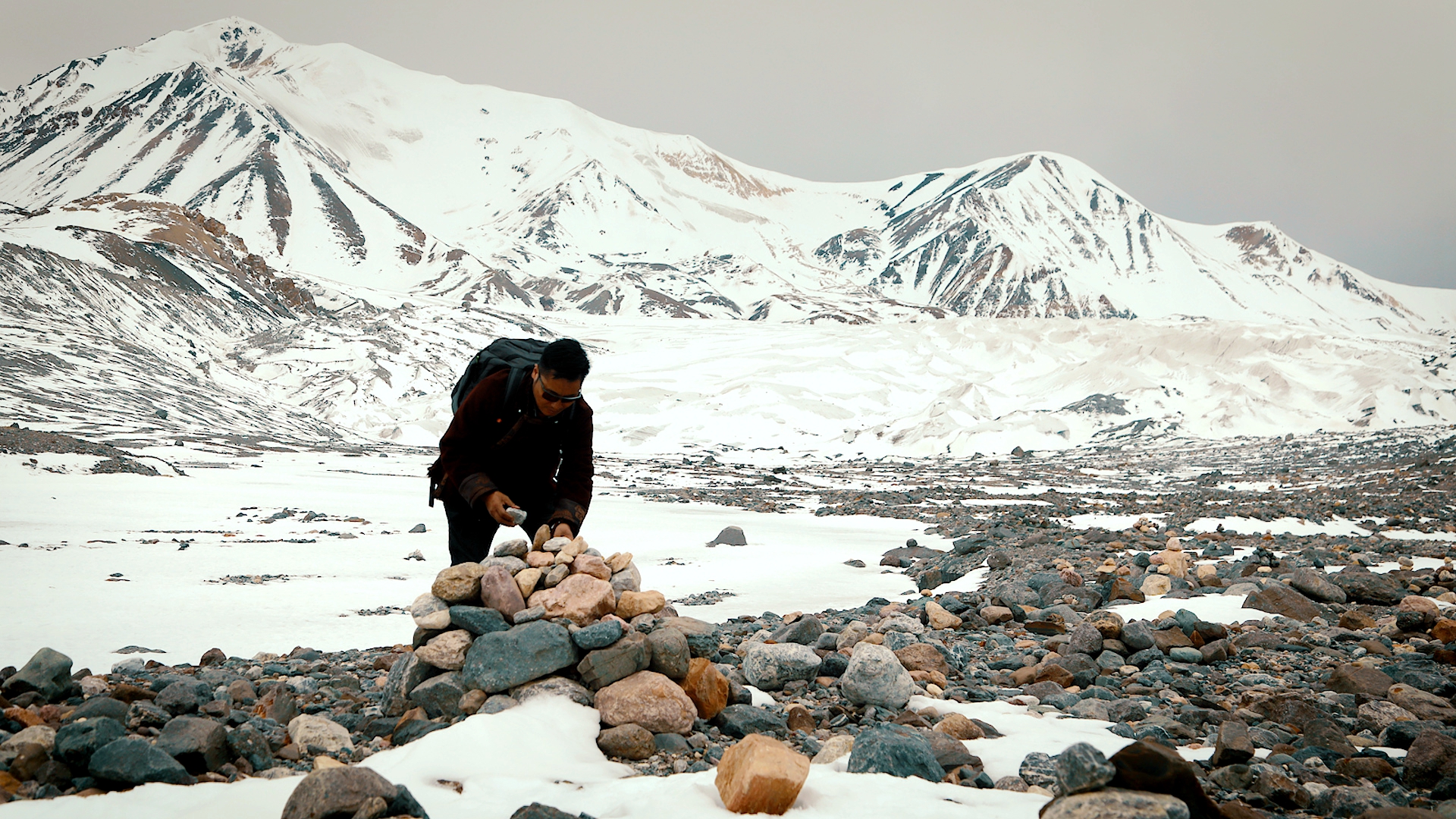 Pachen Gyal visits the Amne Machin range on April 1, 2024. /CGTN
