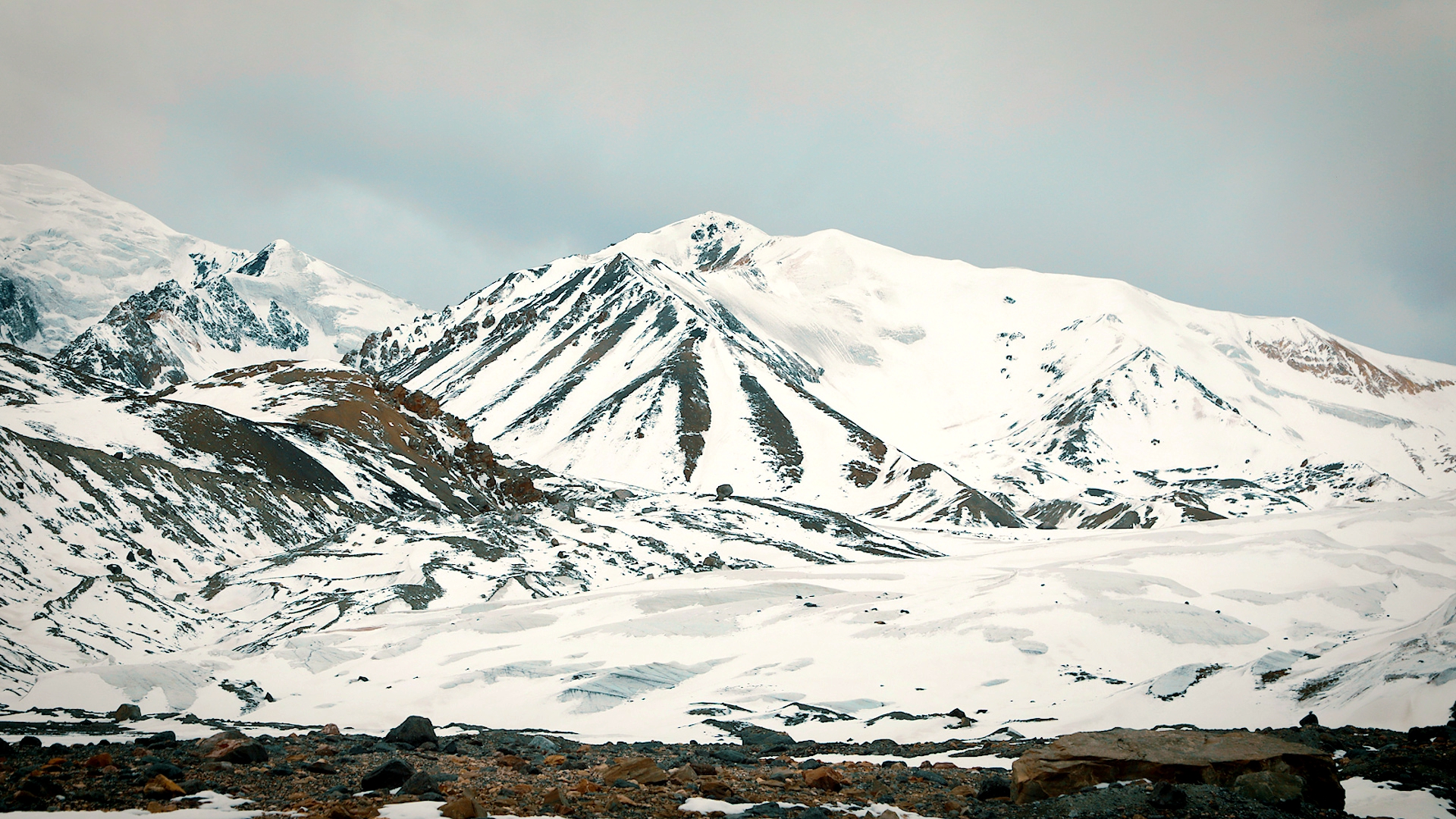 A view of the snow-capped peaks of the Amne Machin, an extension of a major mountain range in Asia /CGTN
