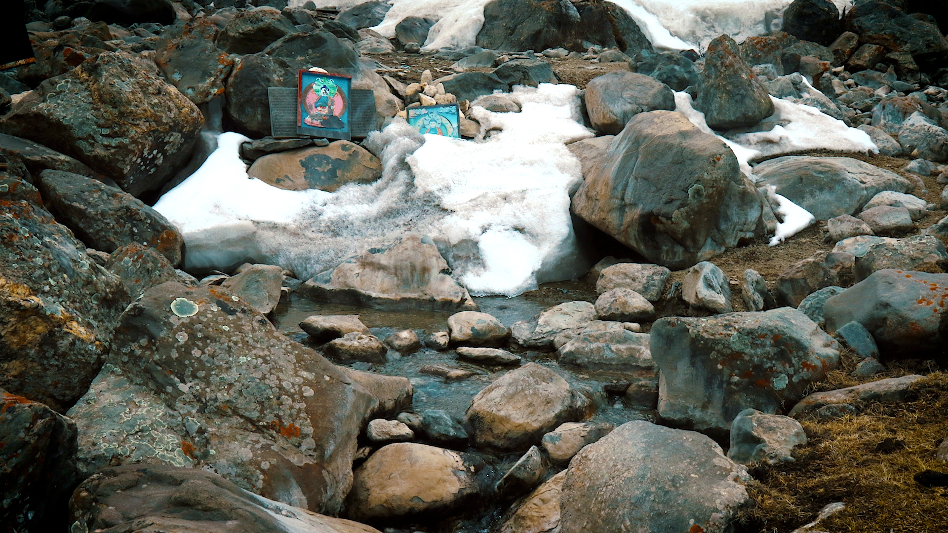 Buddhist images are placed at the water sources. /CGTN