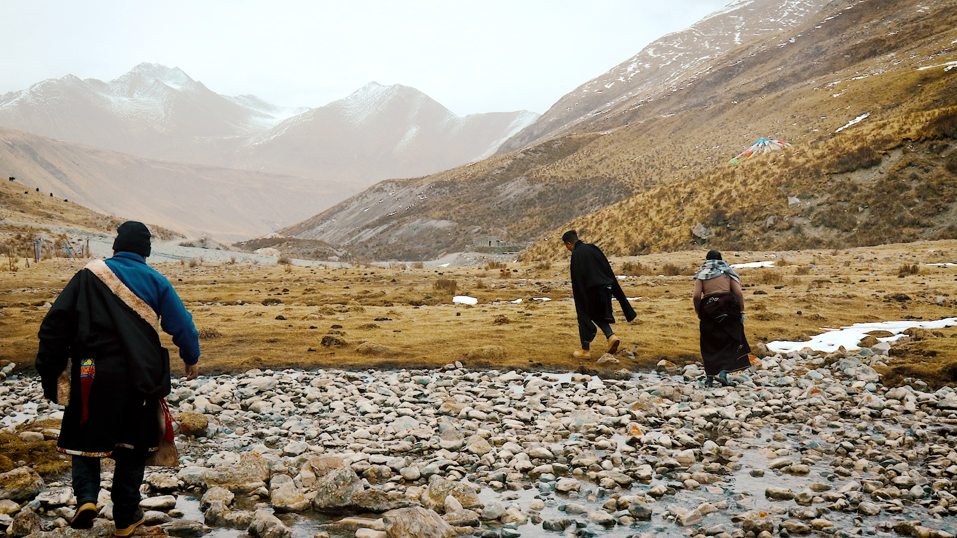 Local herders search for water sources in the Amne Machin. /CGTN