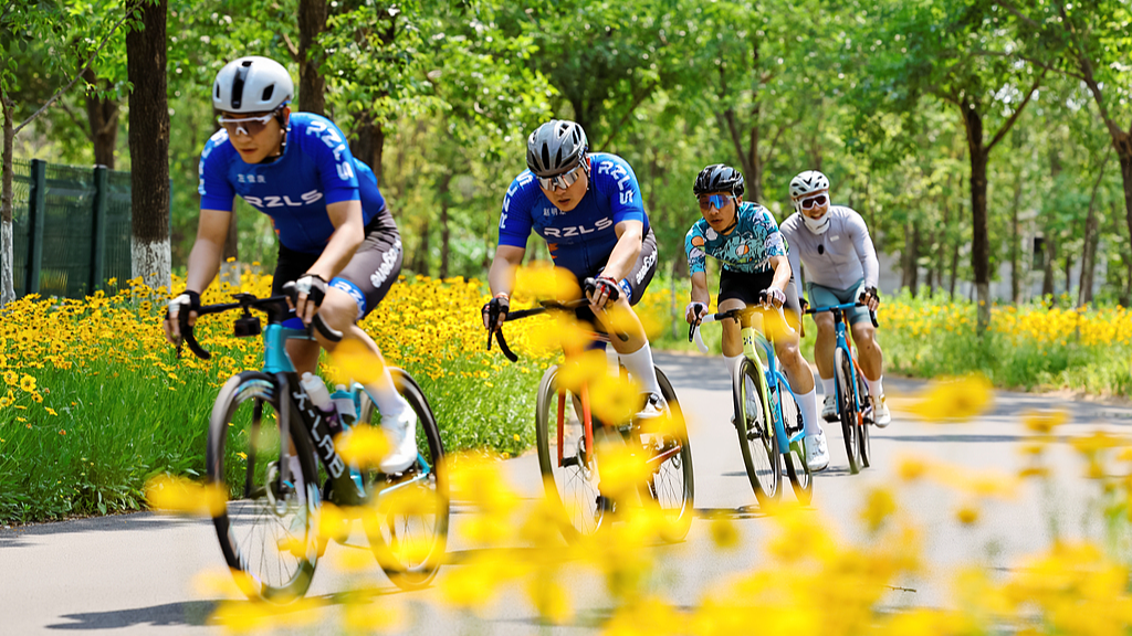 People cycle in a park in Donggang District, Rizhao City, east China's Shandong Province, May 25, 2025. /VCG