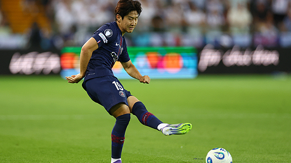 Paris Saint-Germain midfielder Lee Kang-in passes the ball against Tottenham Hotspur during the UEFA Super Cup match in Udine, Italy, August 13, 2025. / CFP