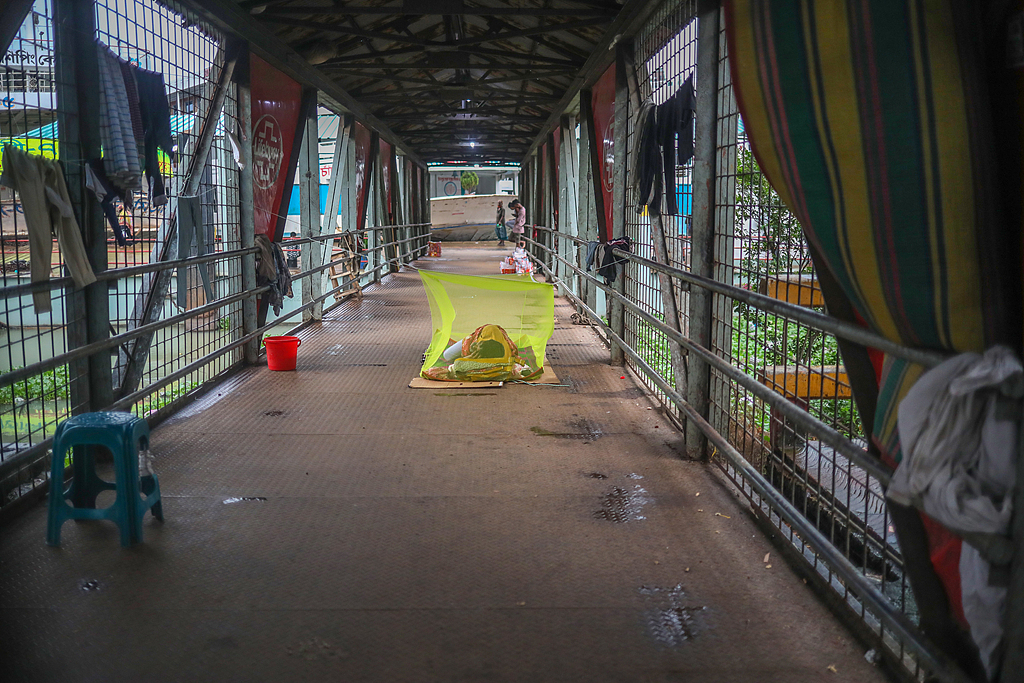 A man sleeps under mosquito nets near the Buriganga River launch terminal in Dhaka, Bangladesh, July 3, 2025. /CFP