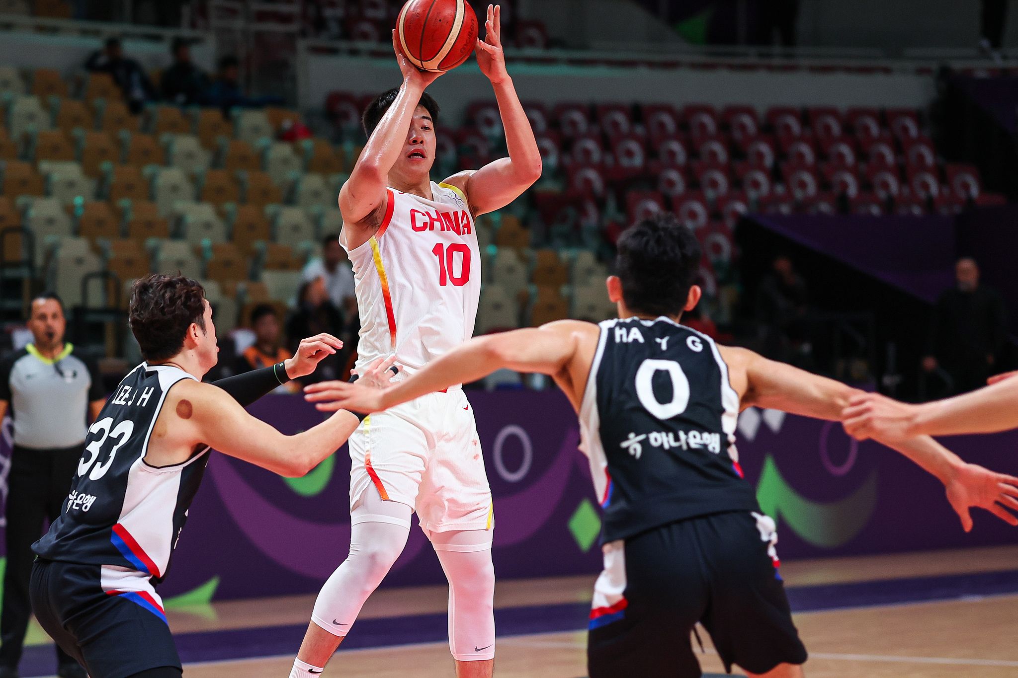 Wang Junjie (#10) of China takes a shot against South Korea in a quarterfinal game at the FIBA Asia Cup in Jeddah, Saudi Arabia, August 18, 2025. /VCG