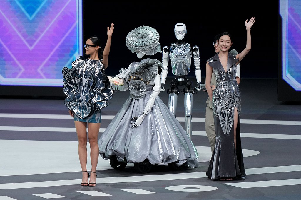 The robots in a fashion show at the opening ceremony, August 14, 2025. /VCG