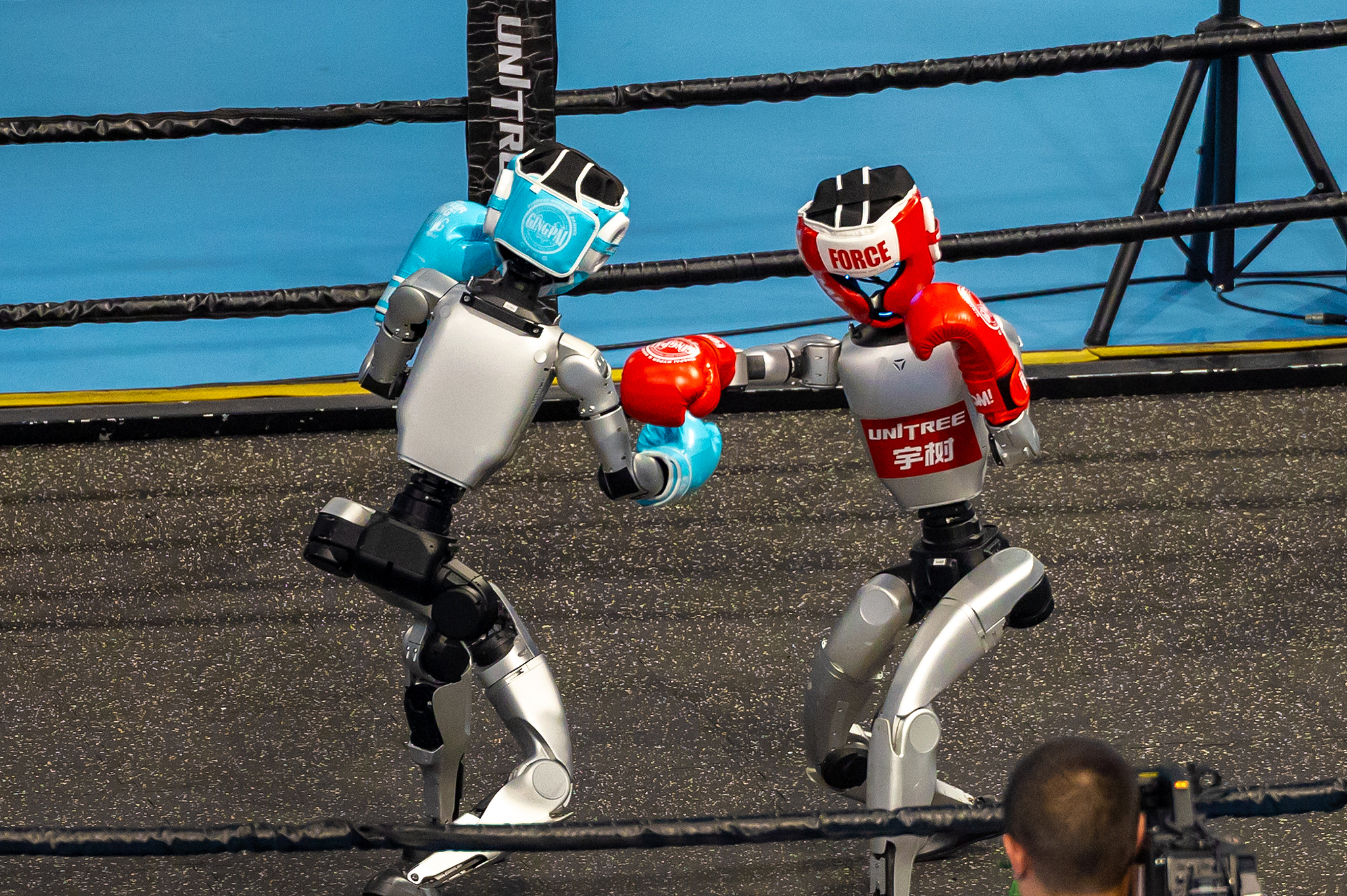 Two humanoid robots square off in a display of kickboxing at the Opening Ceremony of the 2025 World Humanoid Robot Games in Beijing, August 14, 2025. /VCG