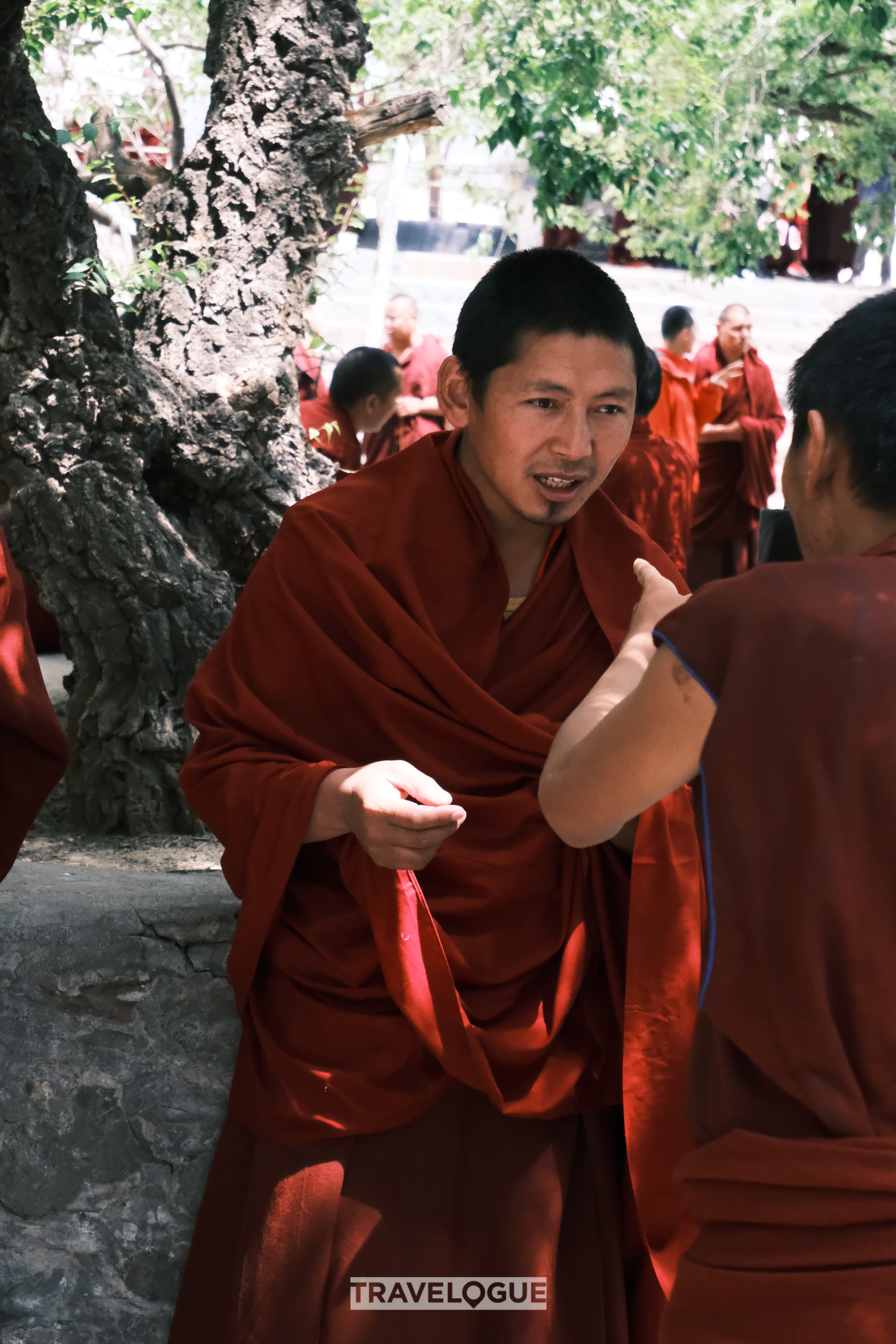 Two monks talk at Tashilhunpo Monastery. /CGTN