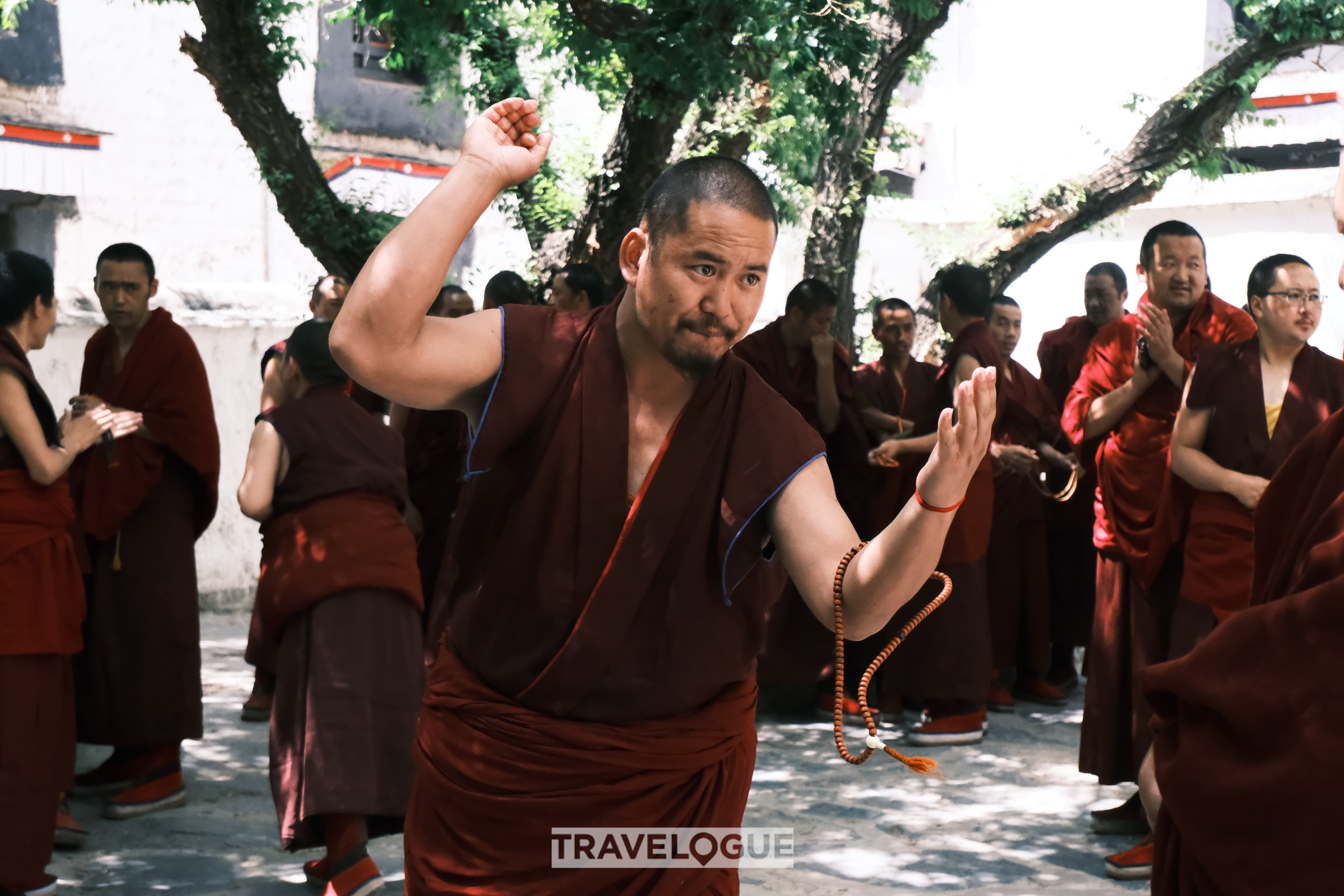 Monks talk at Tashilhunpo Monastery. /CGTN