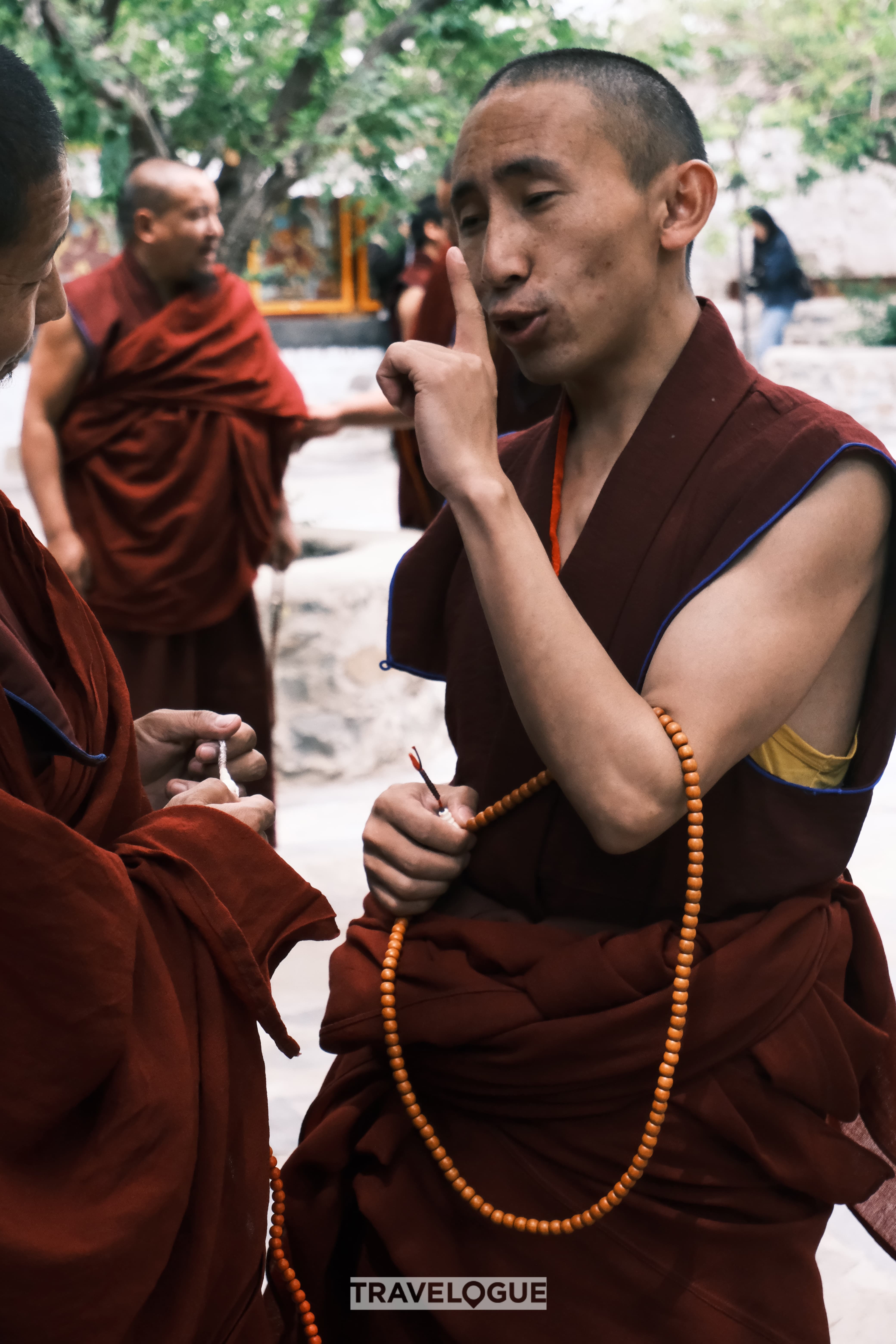 Monks talk at Tashilhunpo Monastery. /CGTN