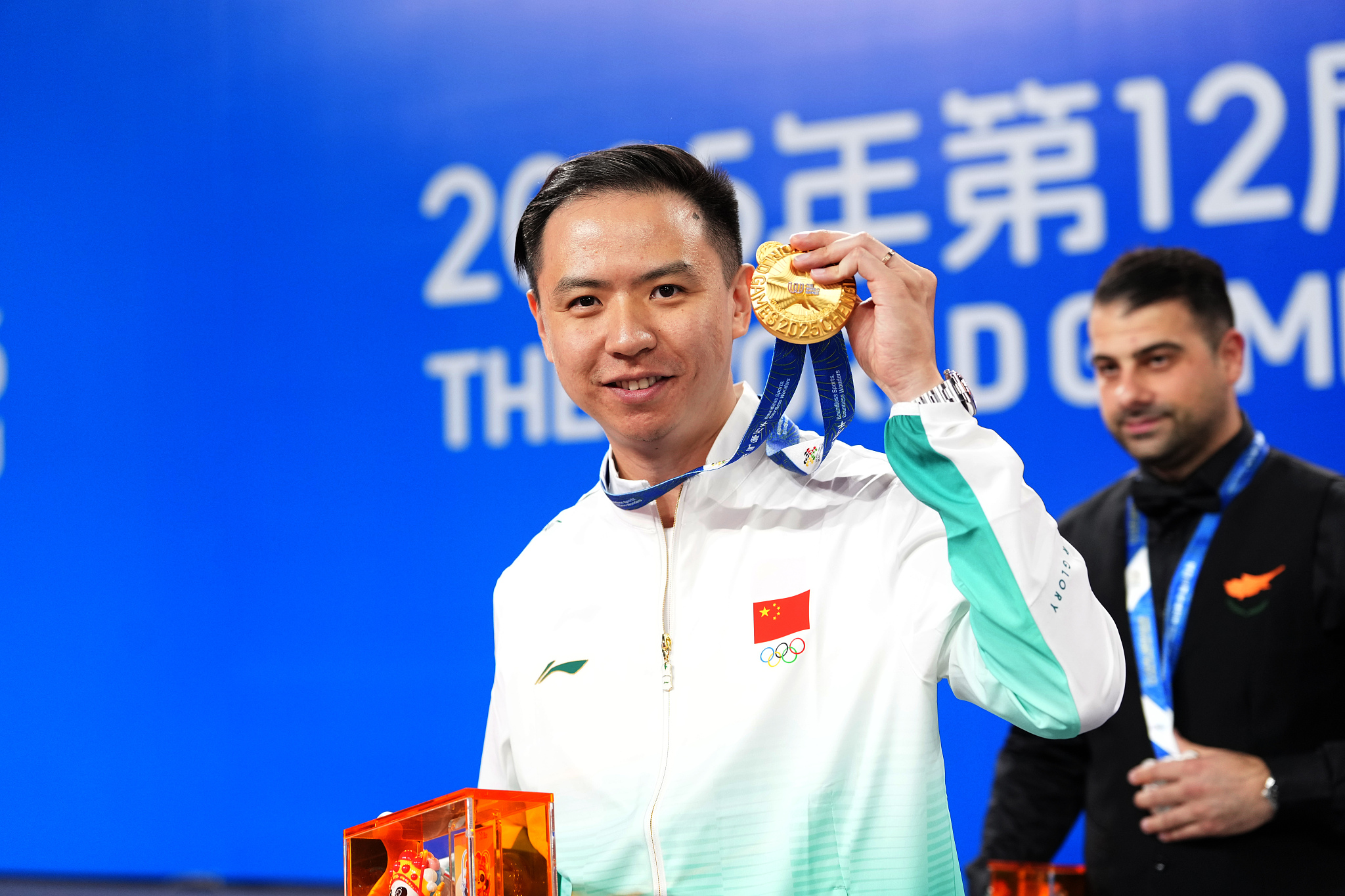 El medallista de oro Xiao Guodong de China celebra en el podio después de los hombres