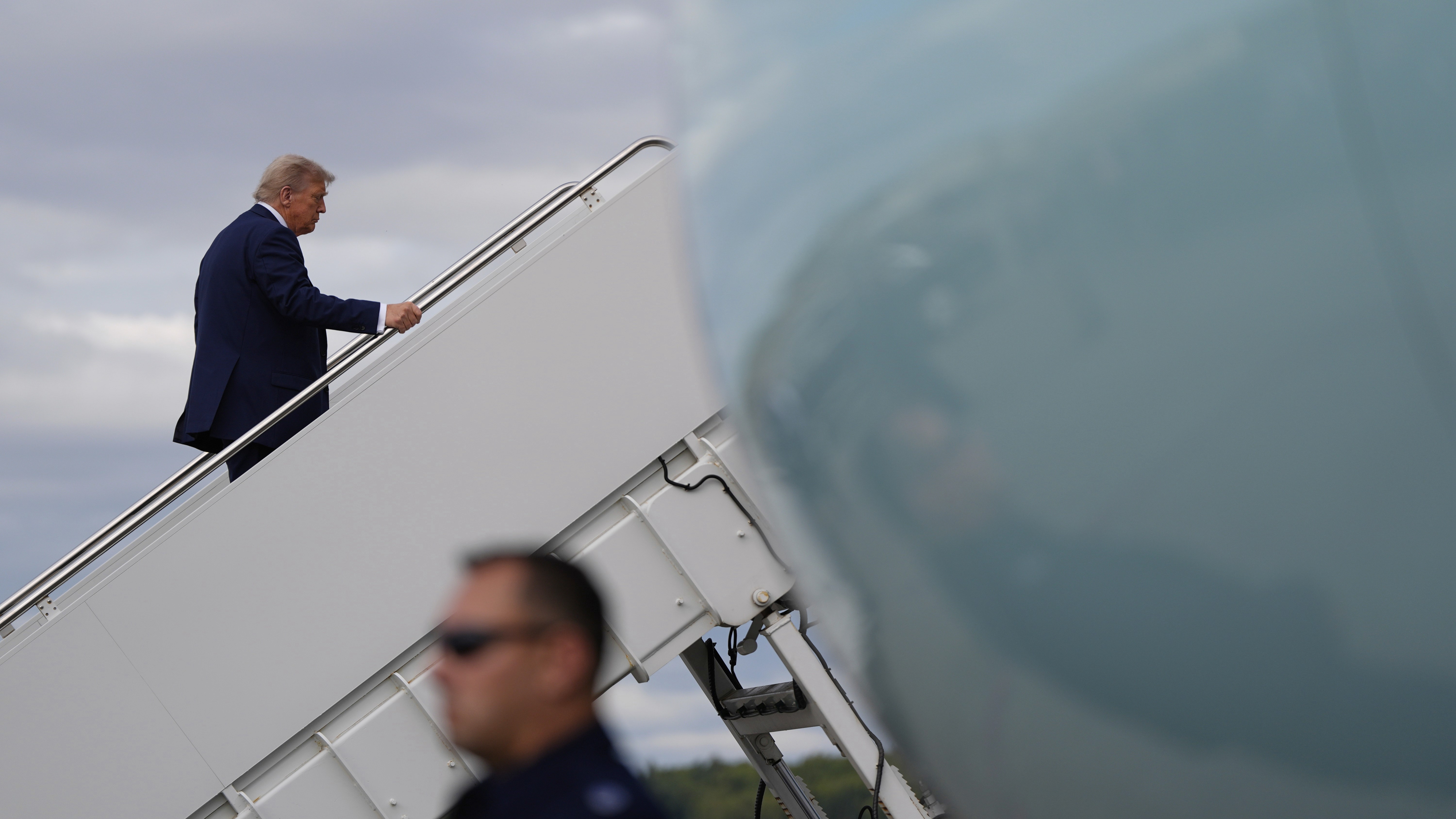 U.S. President Donald Trump boards Air Force One after meeting Russia's President Vladimir Putin at Joint Base Elmendorf-Richardson, Alaska, the U.S., August 15, 2025. /AP