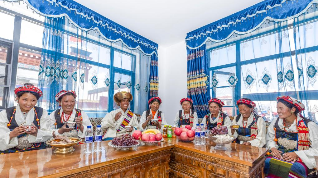 People gather to drink tea at the new house of a villager at Zimgag Village of Dingri County, Xigaze City, southwest China's Xizang Autonomous Region, August 15, 2025. /Xinhua