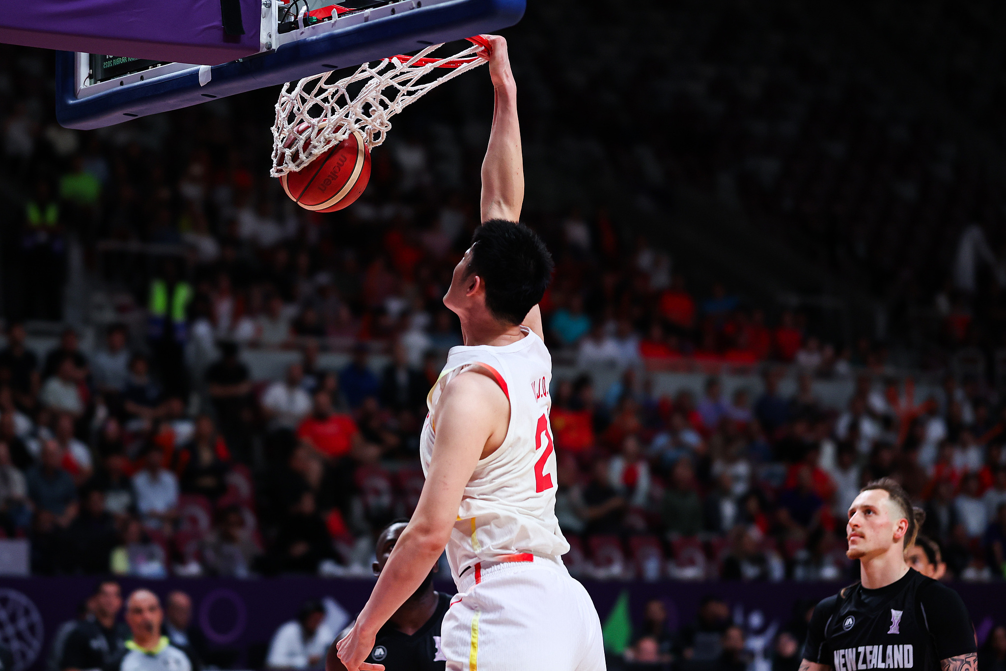 Hu Jinqiu (#21) of China dunks in the semifinal game against New Zealand at the FIBA Asia Cup in Jeddah, Saudi Arabia, August 16, 2025. /VCG