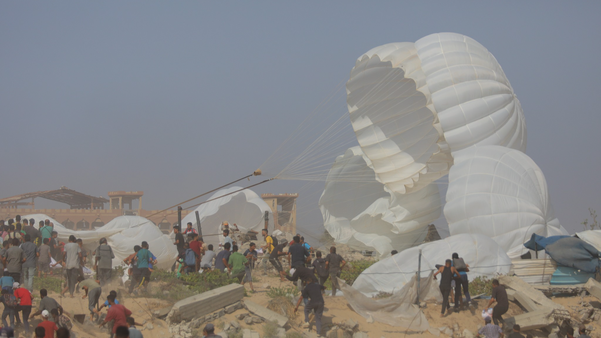 Humanitarian aid is airdropped by parachute over the central Nuseirat camp, Gaza, August 15, 2025. /VCG