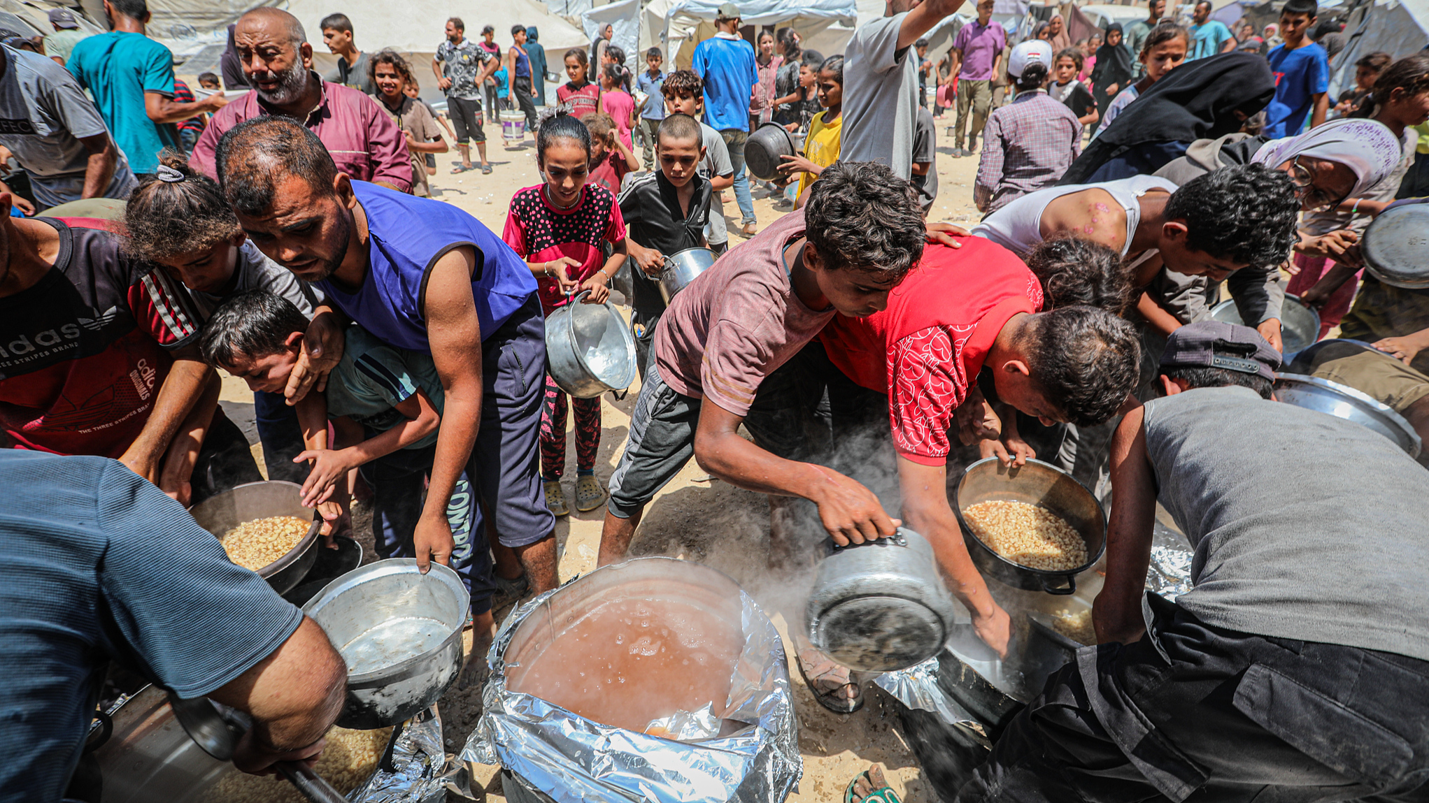 Palestinians gather as a charity distributes food in Gaza, August 16, 2025. /VCG