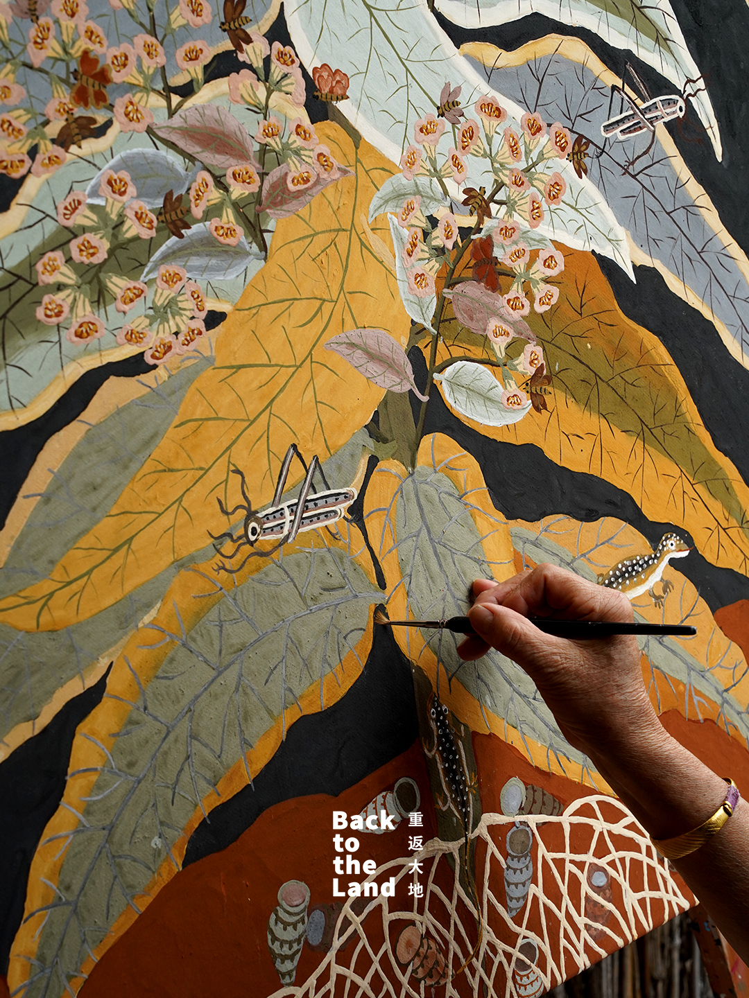 An elderly Bai ethnic woman uses pigments from local soils and embroidery-inspired brushstrokes to create paintings in Dali, southwest China's Yunnan Province. /CGTN