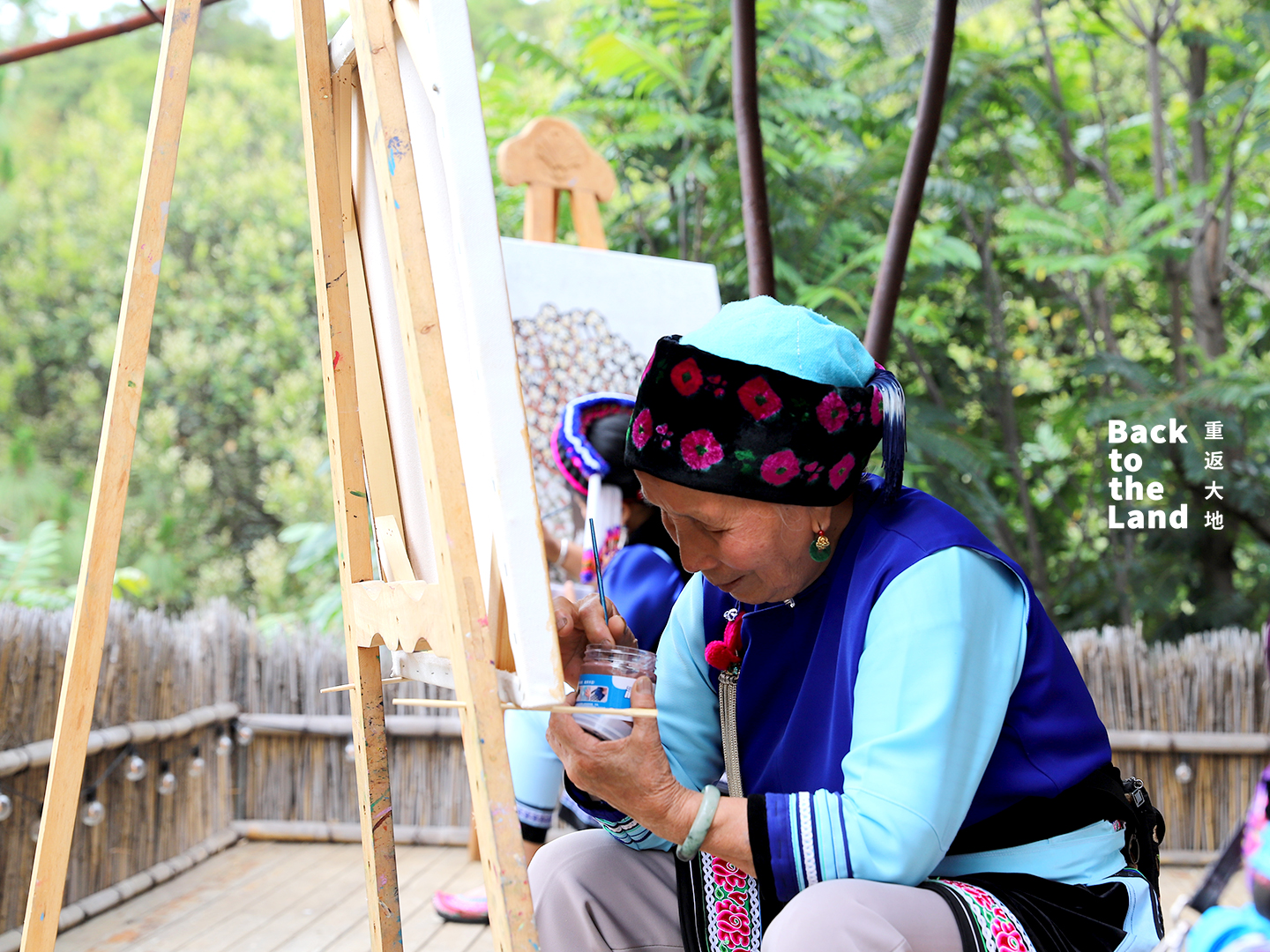 Elderly Bai ethnic women use pigments from local soils and embroidery-inspired brushstrokes to create paintings in Dali, southwest China's Yunnan Province. /CGTN
