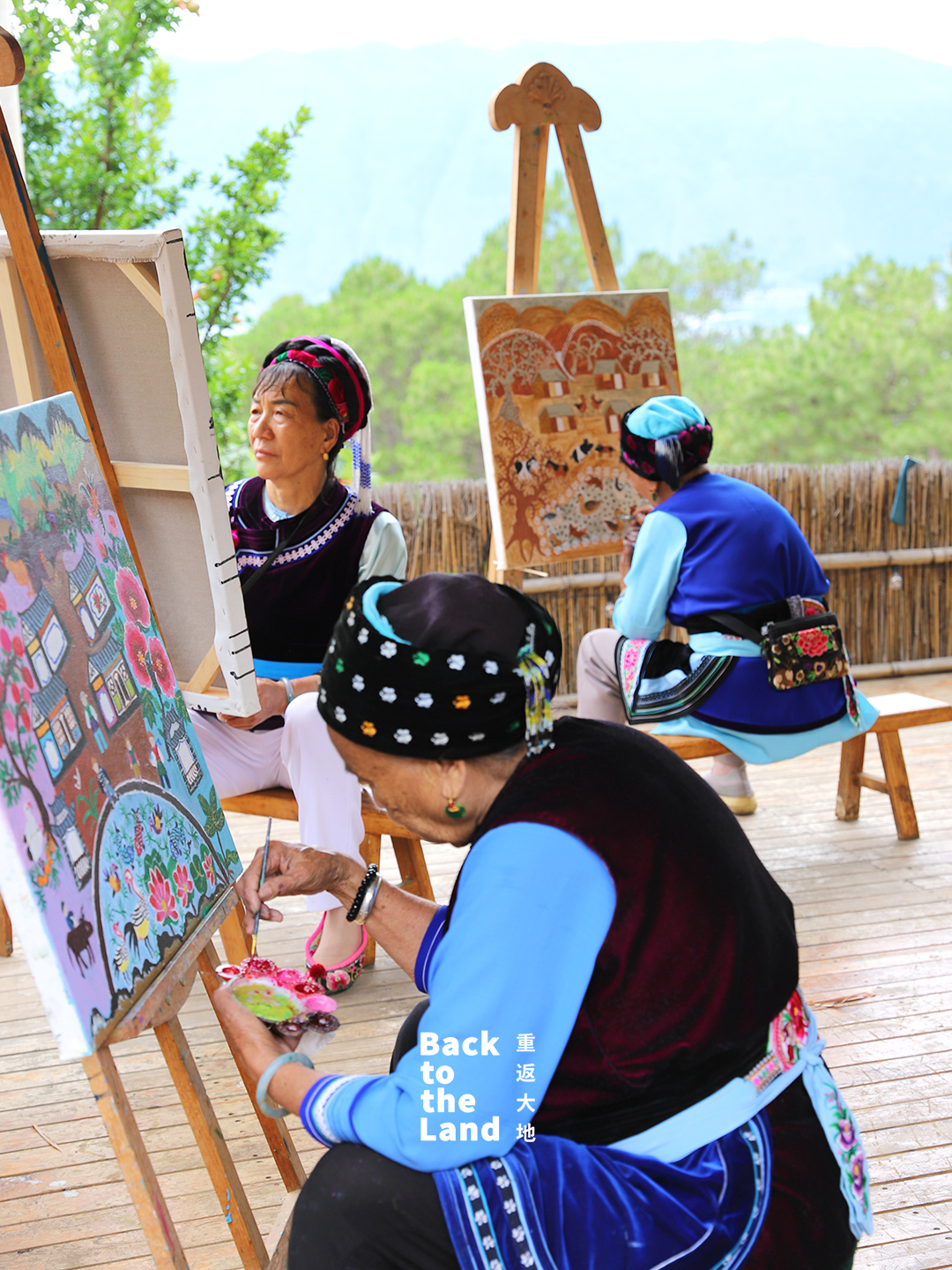 Elderly Bai ethnic women use pigments from local soils and embroidery-inspired brushstrokes to create paintings in Dali, southwest China's Yunnan Province. /CGTN