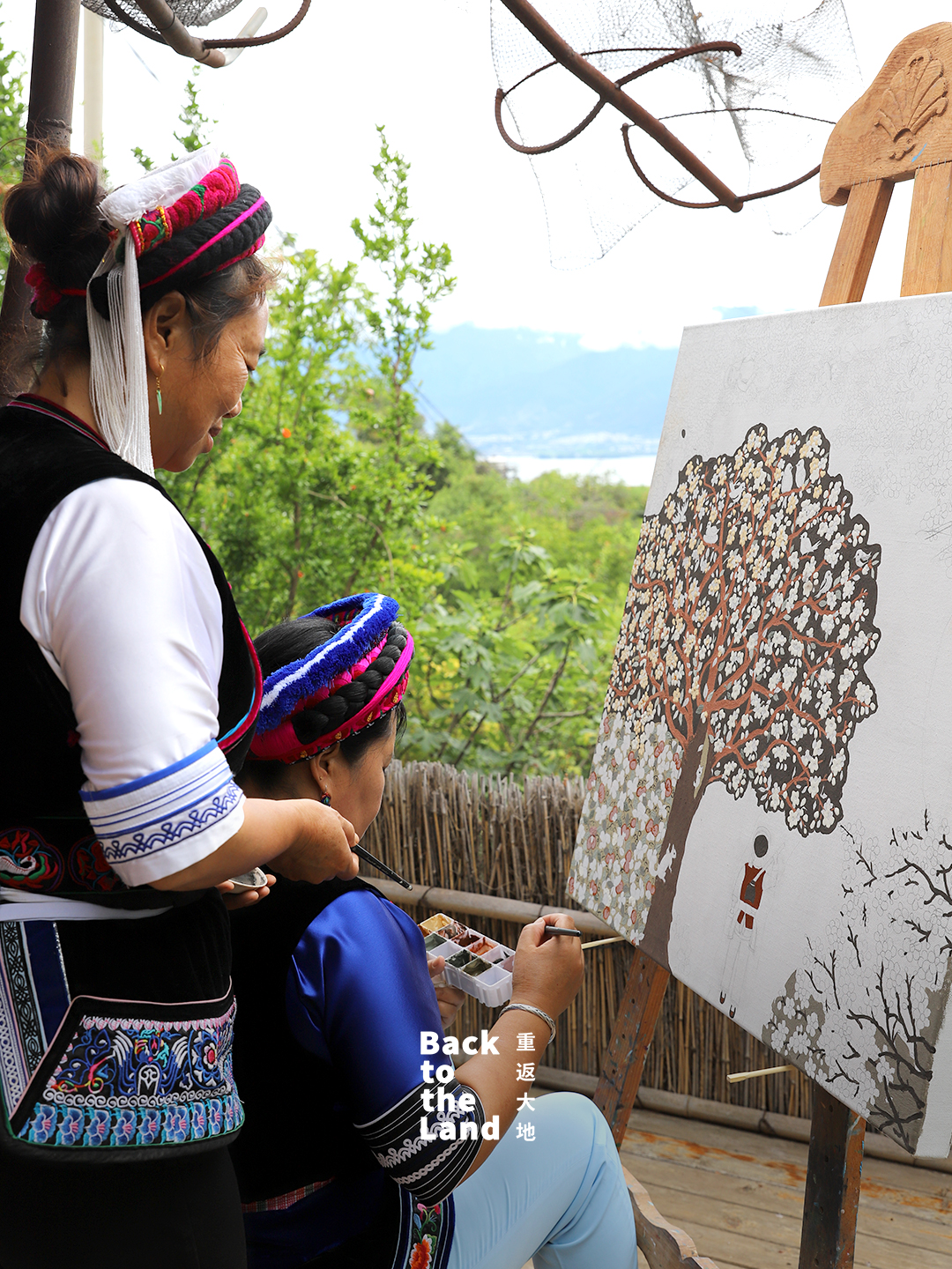 Elderly Bai ethnic women use pigments from local soils and embroidery-inspired brushstrokes to create paintings in Dali, southwest China's Yunnan Province. /CGTN